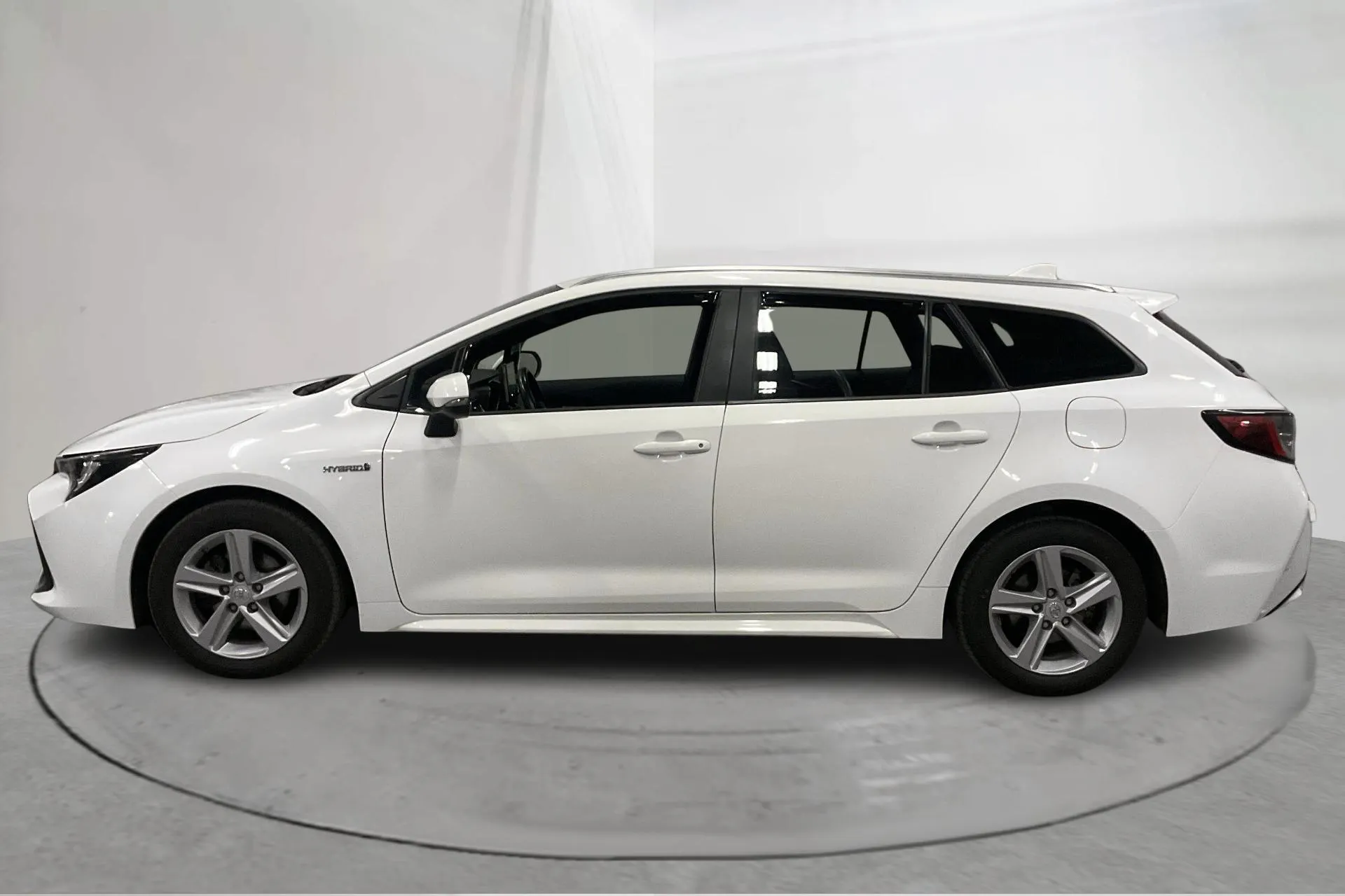 Presentationsfoto 2 av 16: Toyota Corolla 1.8 Hybrid Touring Sports (122hk) - 8 459 mil - Automat - vit - 2020