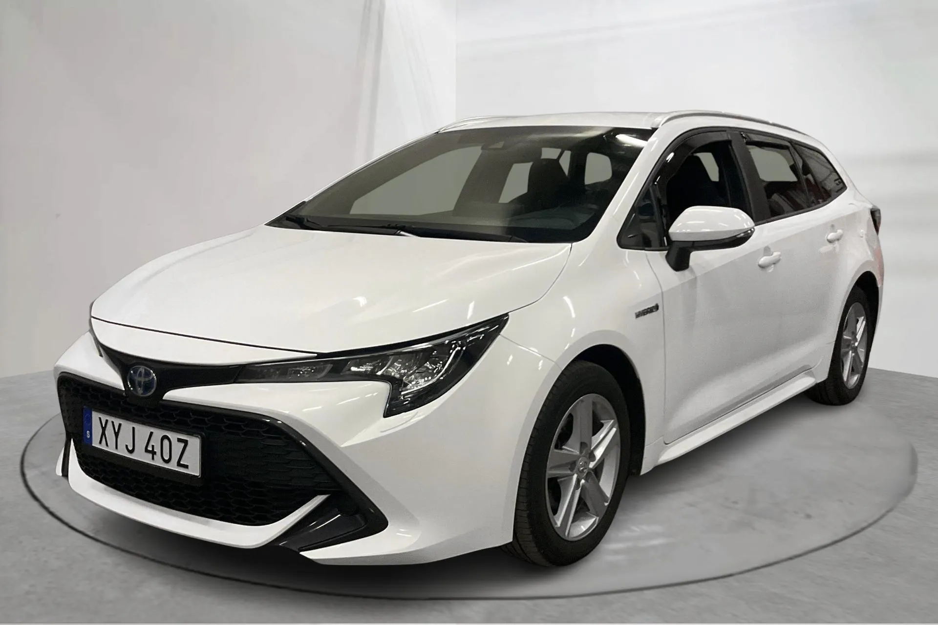 Presentationsfoto 1 av 16: Toyota Corolla 1.8 Hybrid Touring Sports (122hk) - 8 459 mil - Automat - vit - 2020