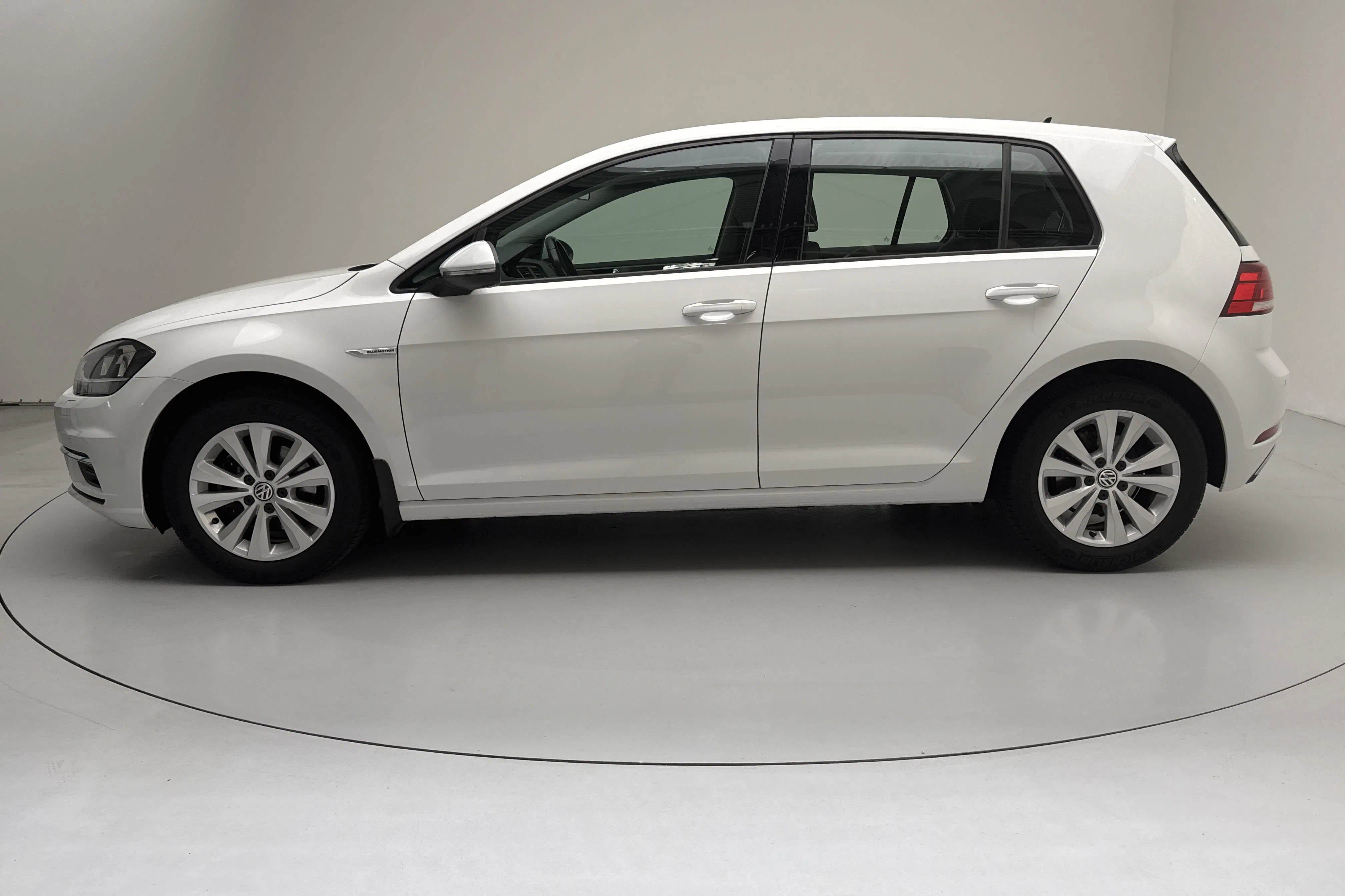 Presentationsfoto 2 av 14: VW Golf VII 1.5 TGI 5dr (130hk) - 5 487 mil - Automat - vit - 2019