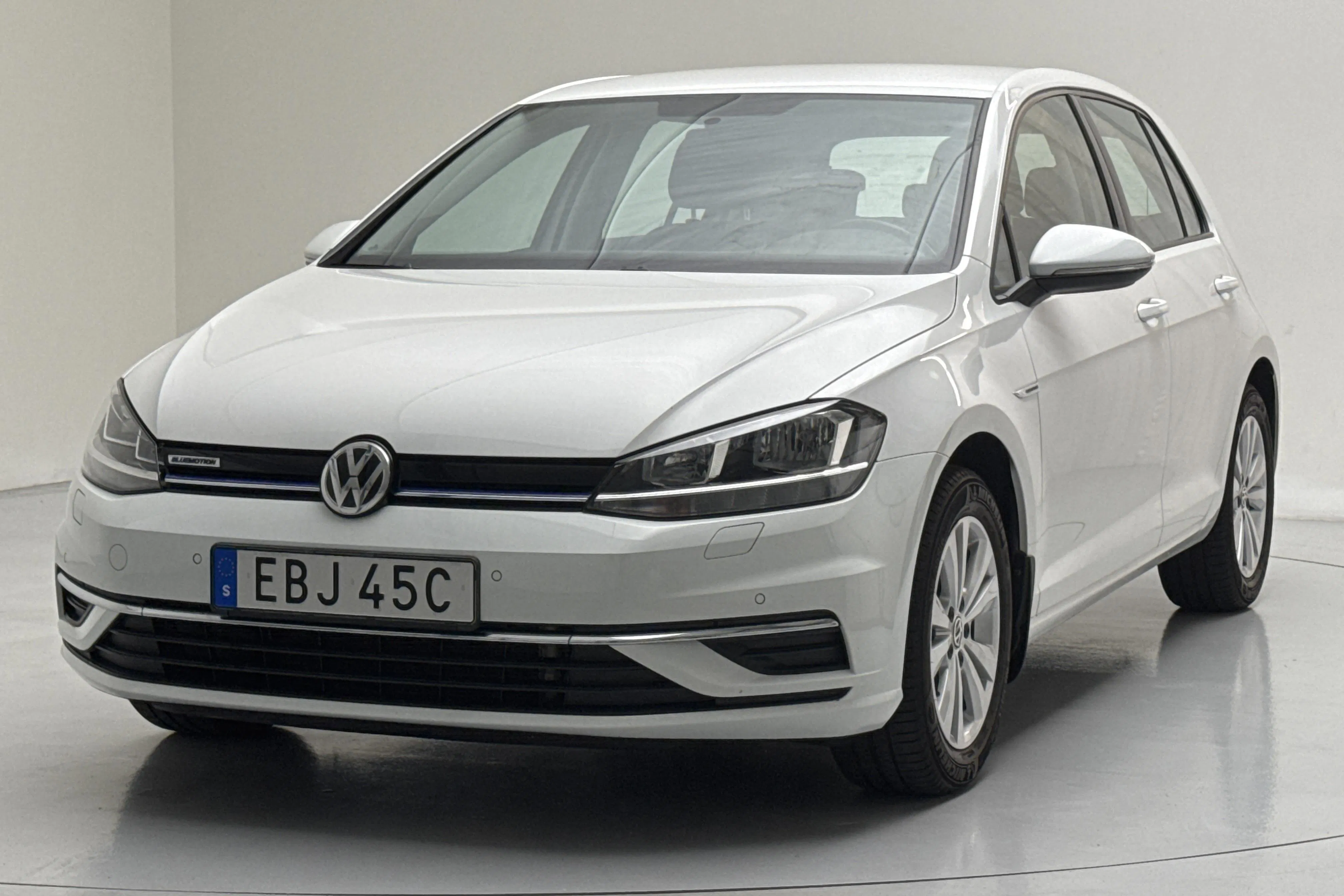 Presentationsfoto 1 av 14: VW Golf VII 1.5 TGI 5dr (130hk) - 5 487 mil - Automat - vit - 2019