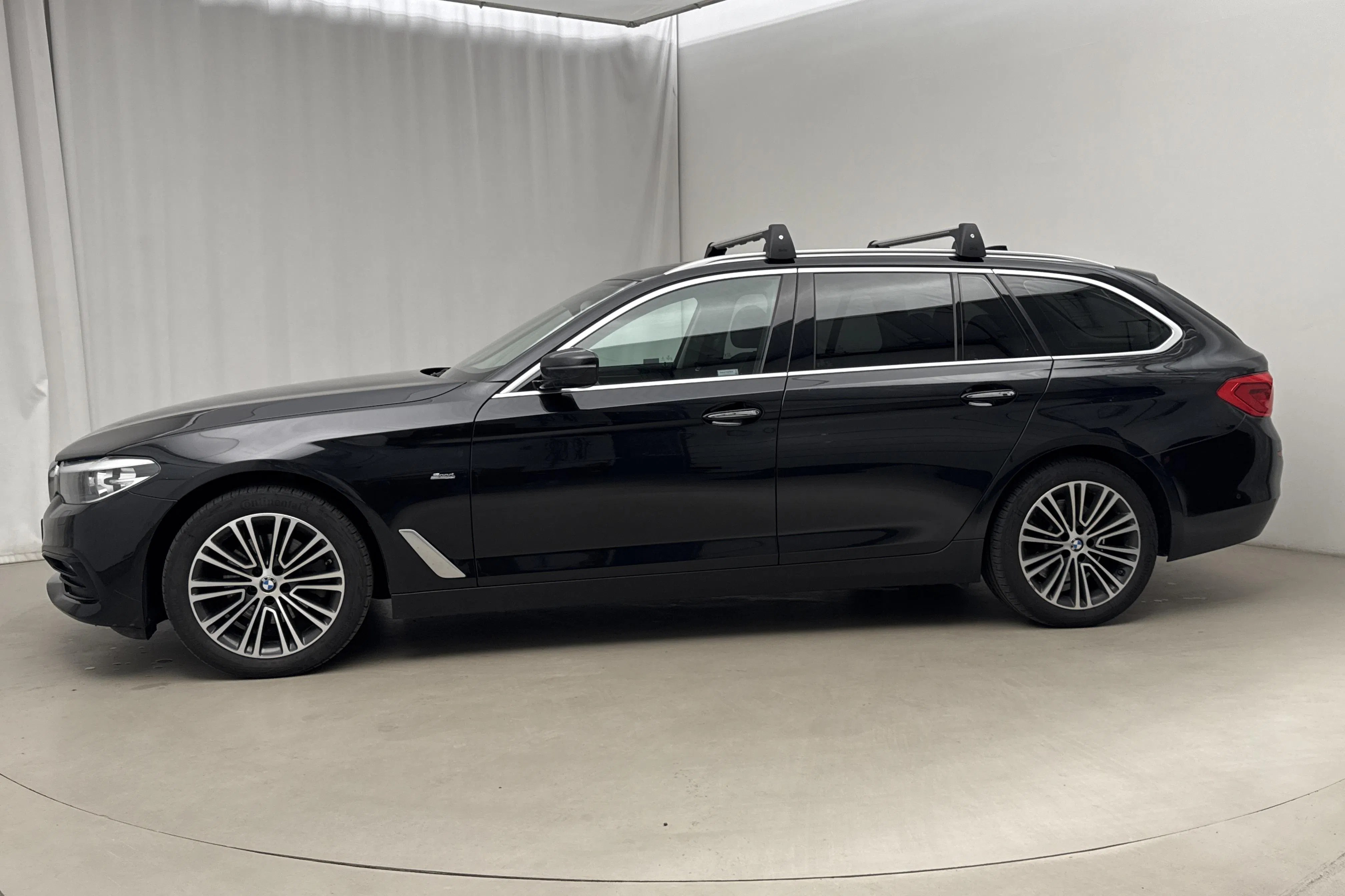Presentationsfoto 2 av 20: BMW 520d xDrive Touring, G31 (190hk) - 20 509 mil - Automat - svart - 2018