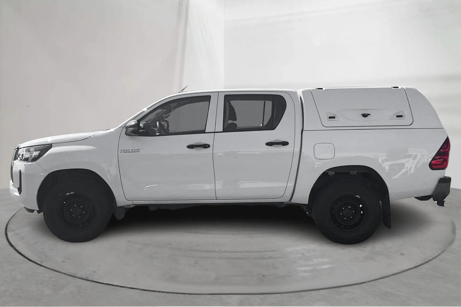 Presentation photo 2 of 12: Toyota Hilux 2.4 D 4WD (150hk) - 27 340 km - Manual - white - 2024