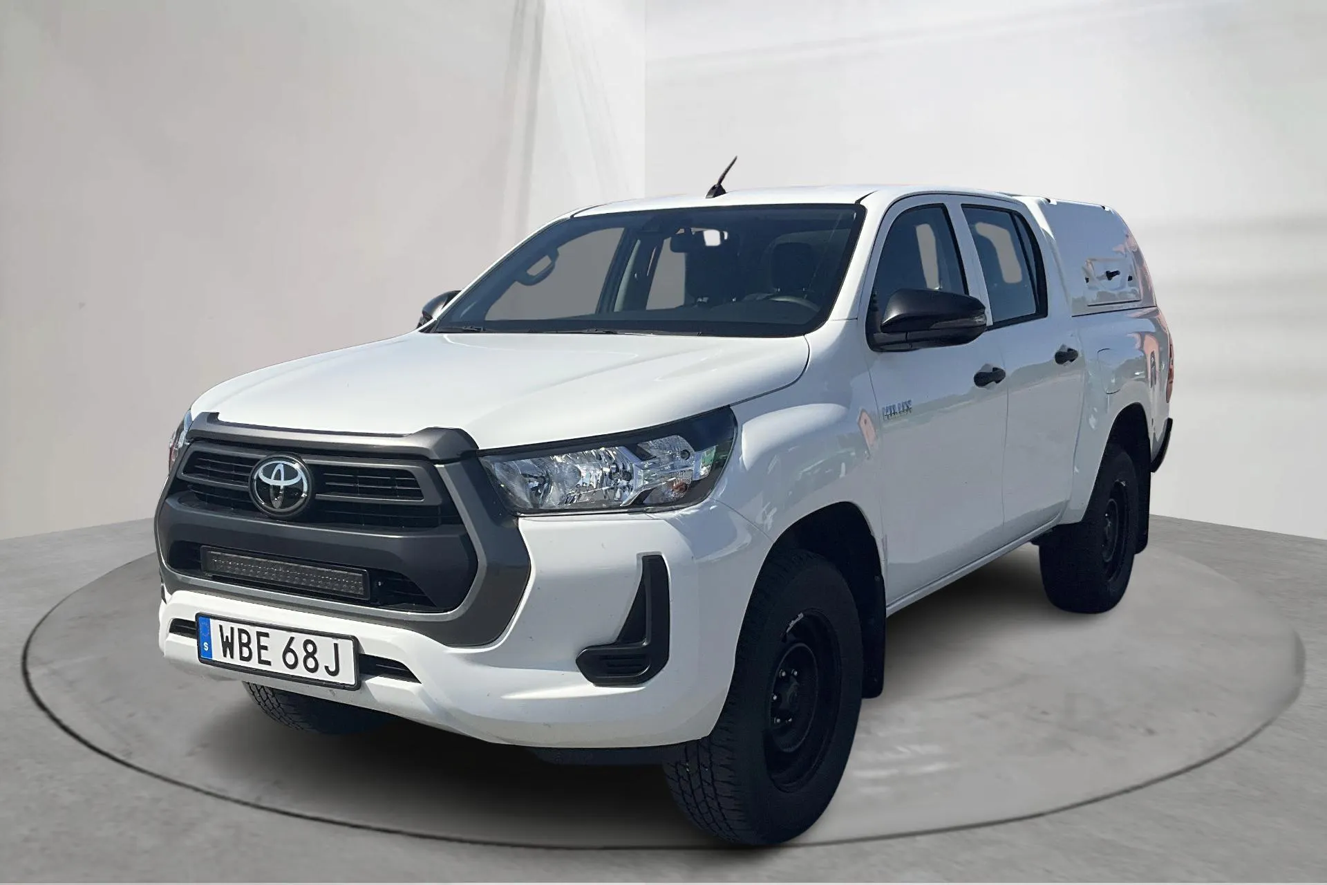 Presentation photo 1 of 12: Toyota Hilux 2.4 D 4WD (150hk) - 27 340 km - Manual - white - 2024