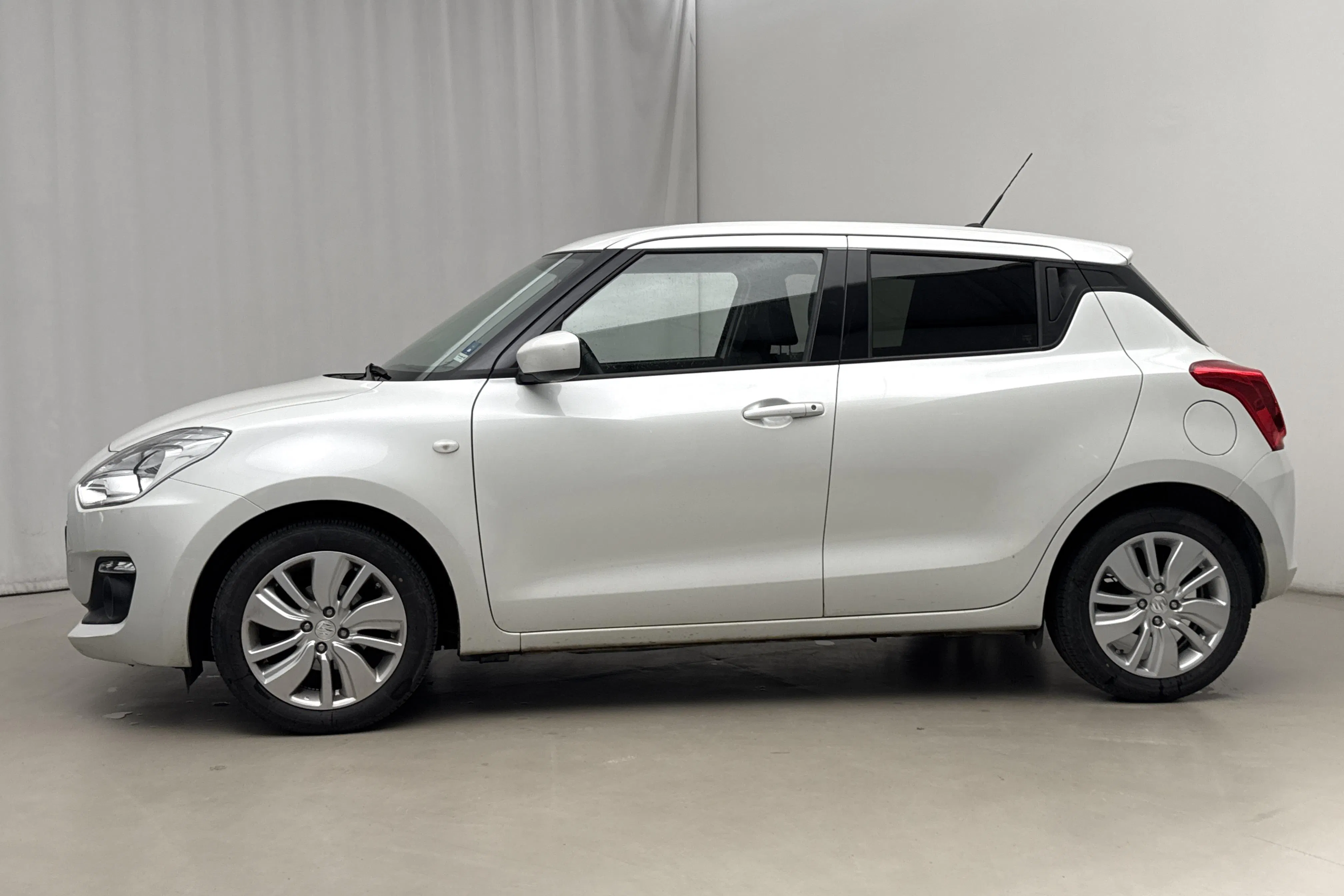 Presentation photo 2 of 18: Suzuki Swift 1.2 5dr (90hk) - 32 210 km - Manual - white - 2019