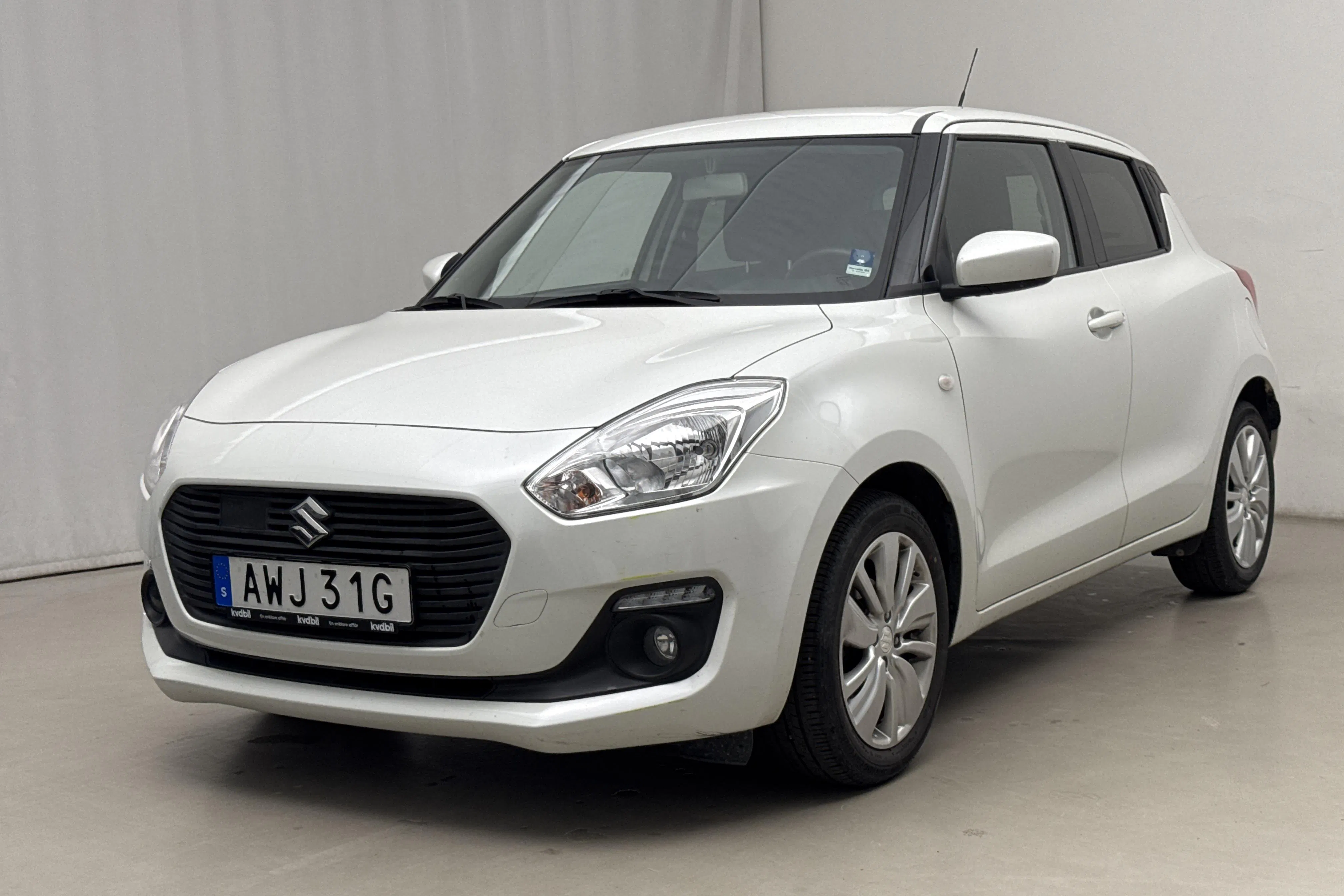 Presentation photo 1 of 18: Suzuki Swift 1.2 5dr (90hk) - 32 210 km - Manual - white - 2019