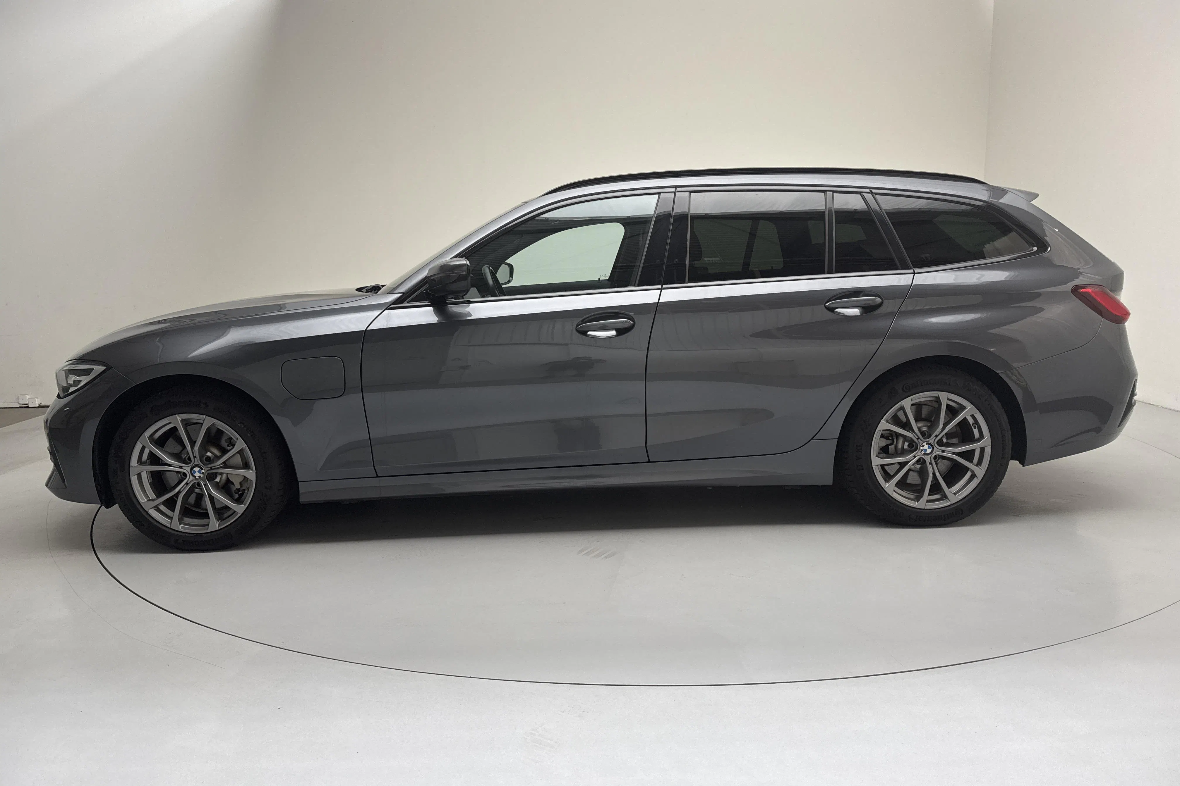 Presentationsfoto 2 av 18: BMW 330e Touring, G21 (292hk) - 9 513 mil - Automat - grå - 2021