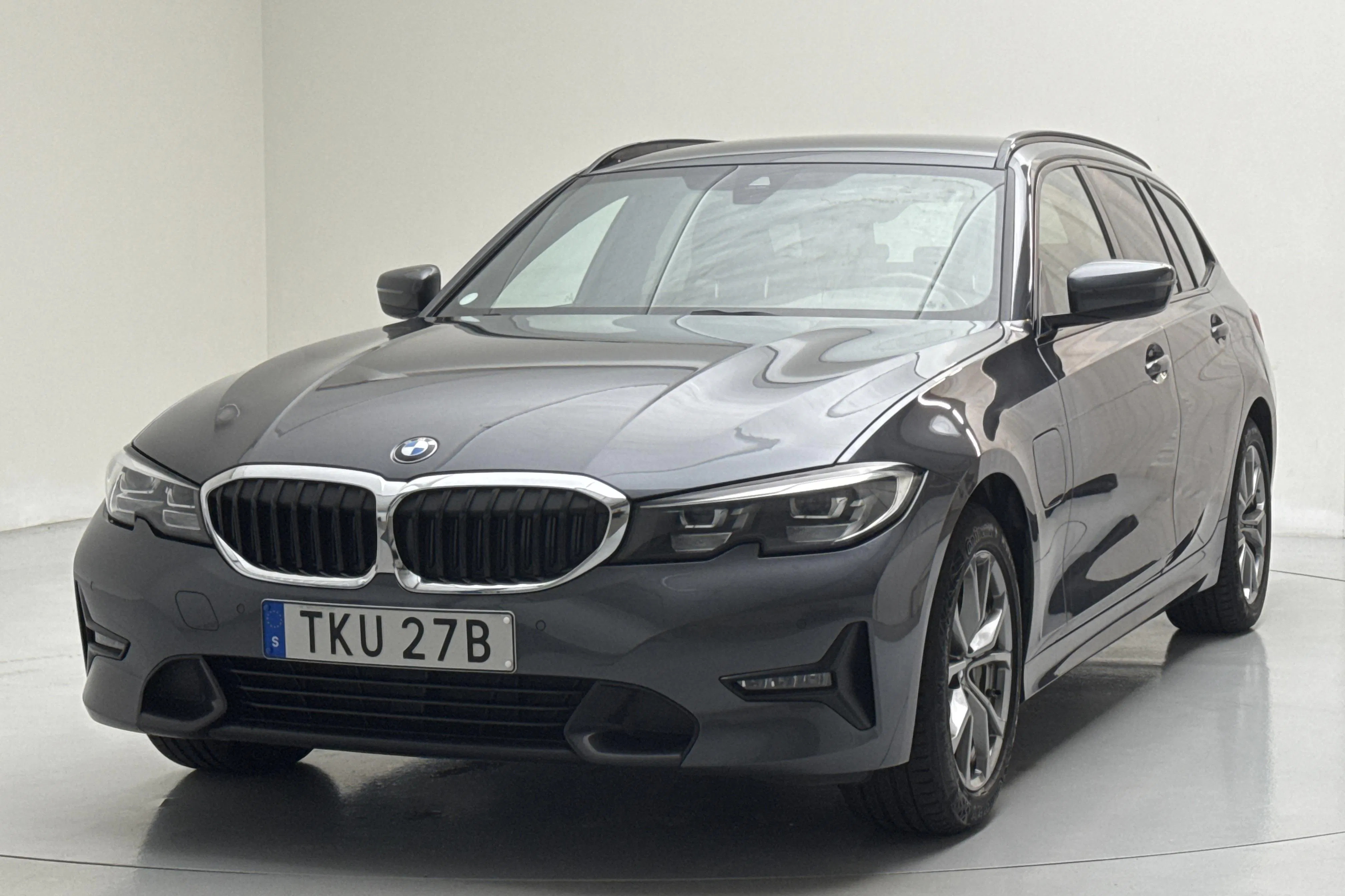 Presentationsfoto 1 av 18: BMW 330e Touring, G21 (292hk) - 9 513 mil - Automat - grå - 2021