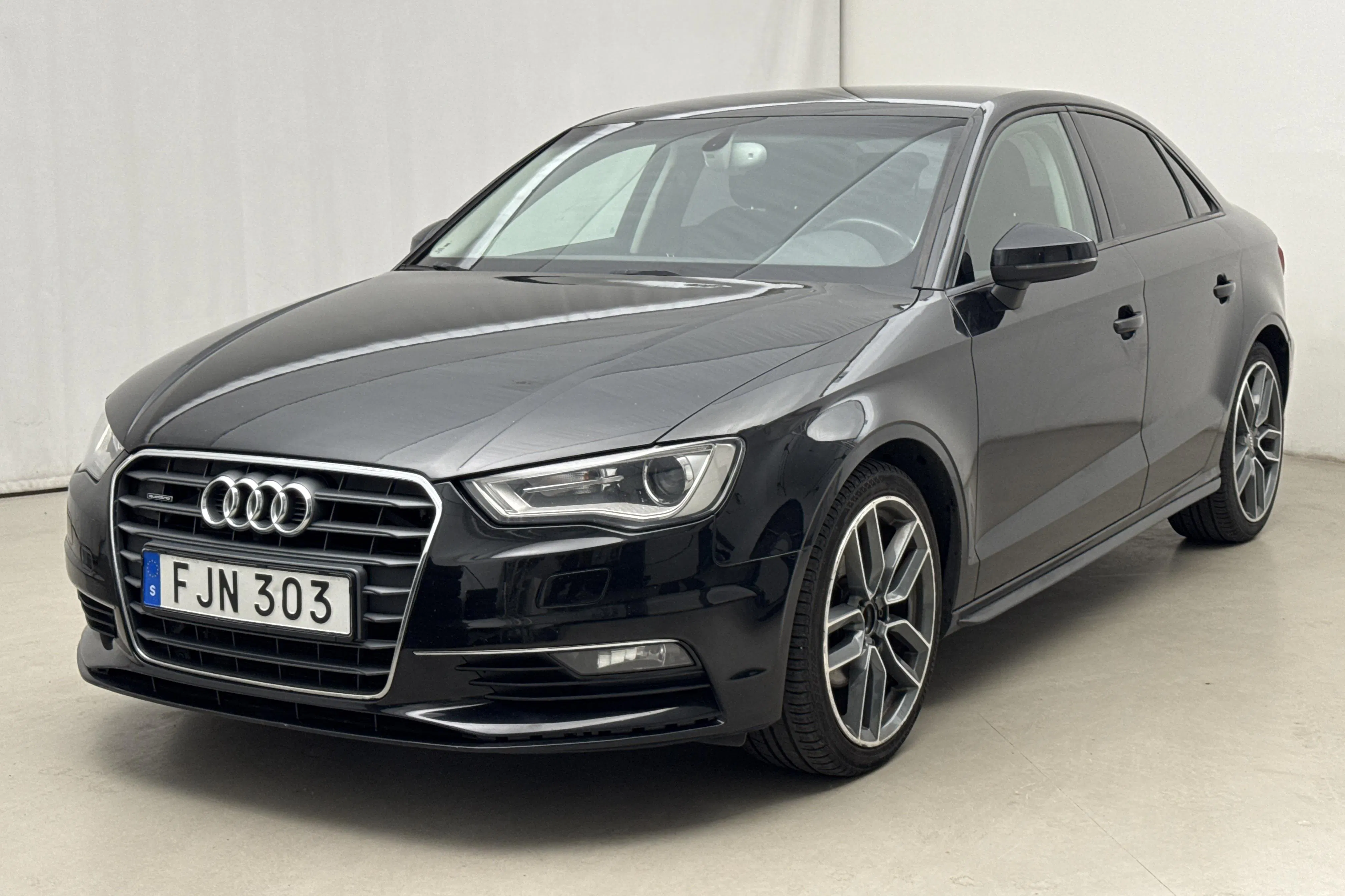 Presentationsfoto 1 av 16: Audi A3 2.0 TDI Sedan quattro (150hk) - 22 006 mil - Manuell - svart - 2014