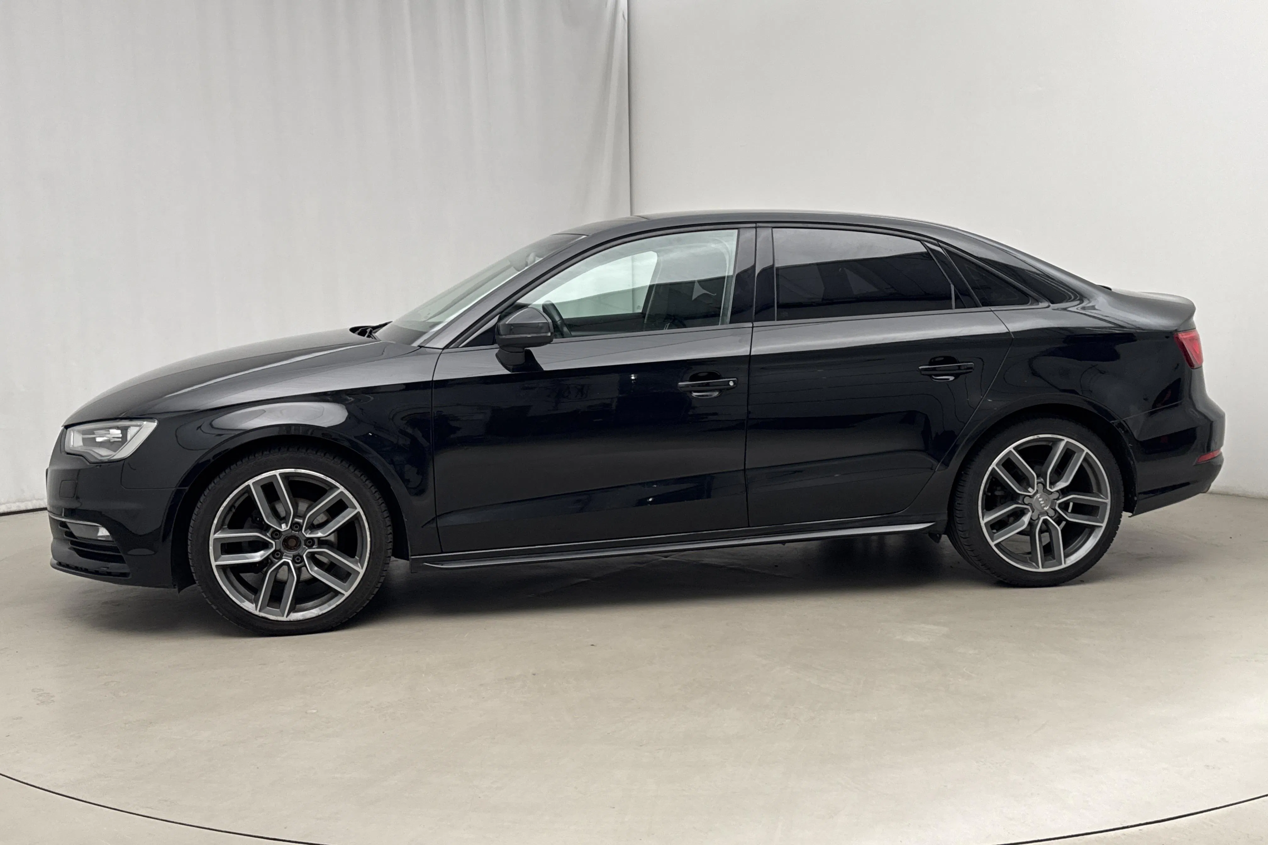 Presentationsfoto 2 av 16: Audi A3 2.0 TDI Sedan quattro (150hk) - 22 006 mil - Manuell - svart - 2014