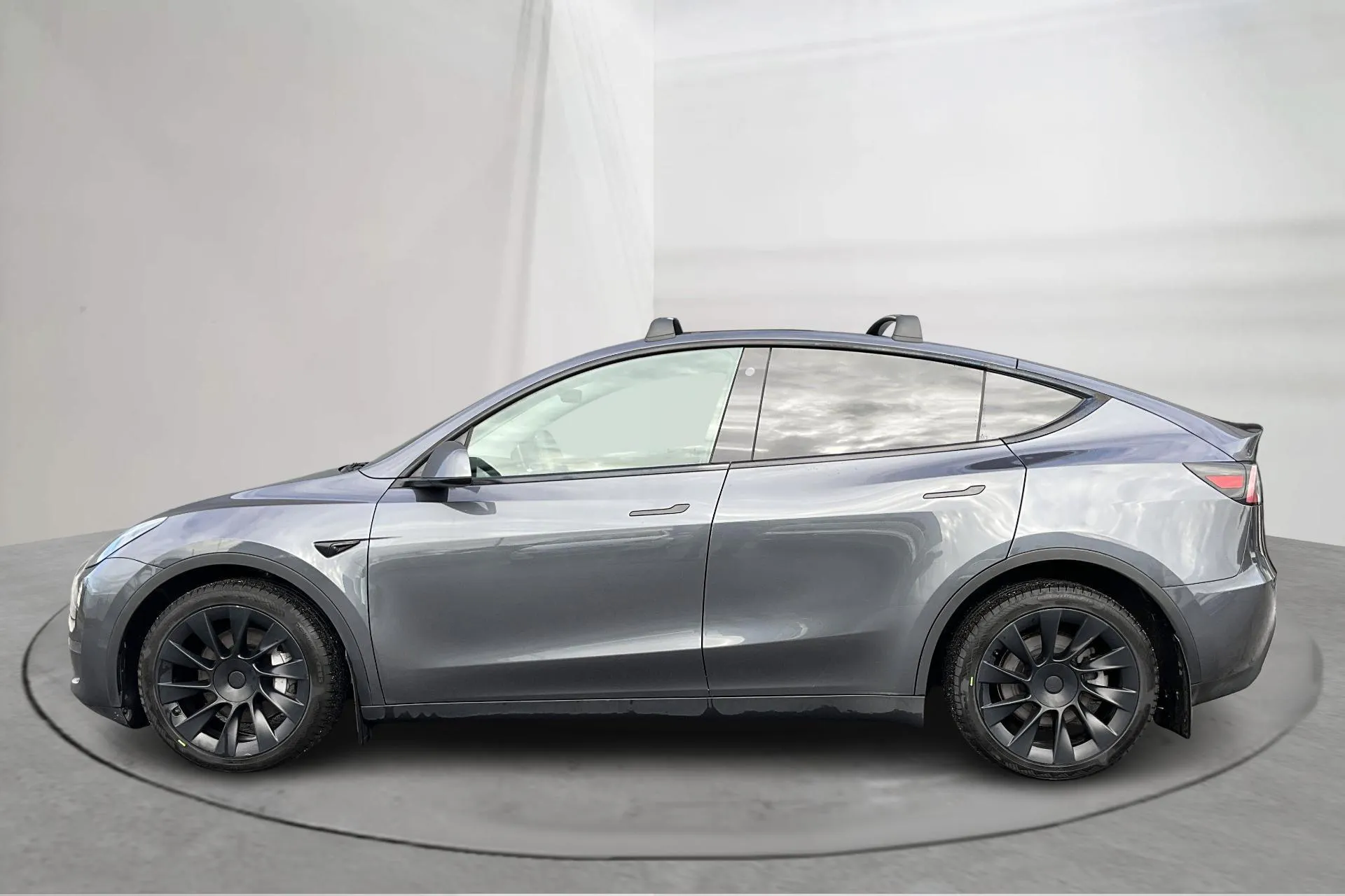 Presentationsfoto 2 av 21: Tesla Model Y Long Range Dual Motor AWD - 12 676 mil - Automat - grå - 2023