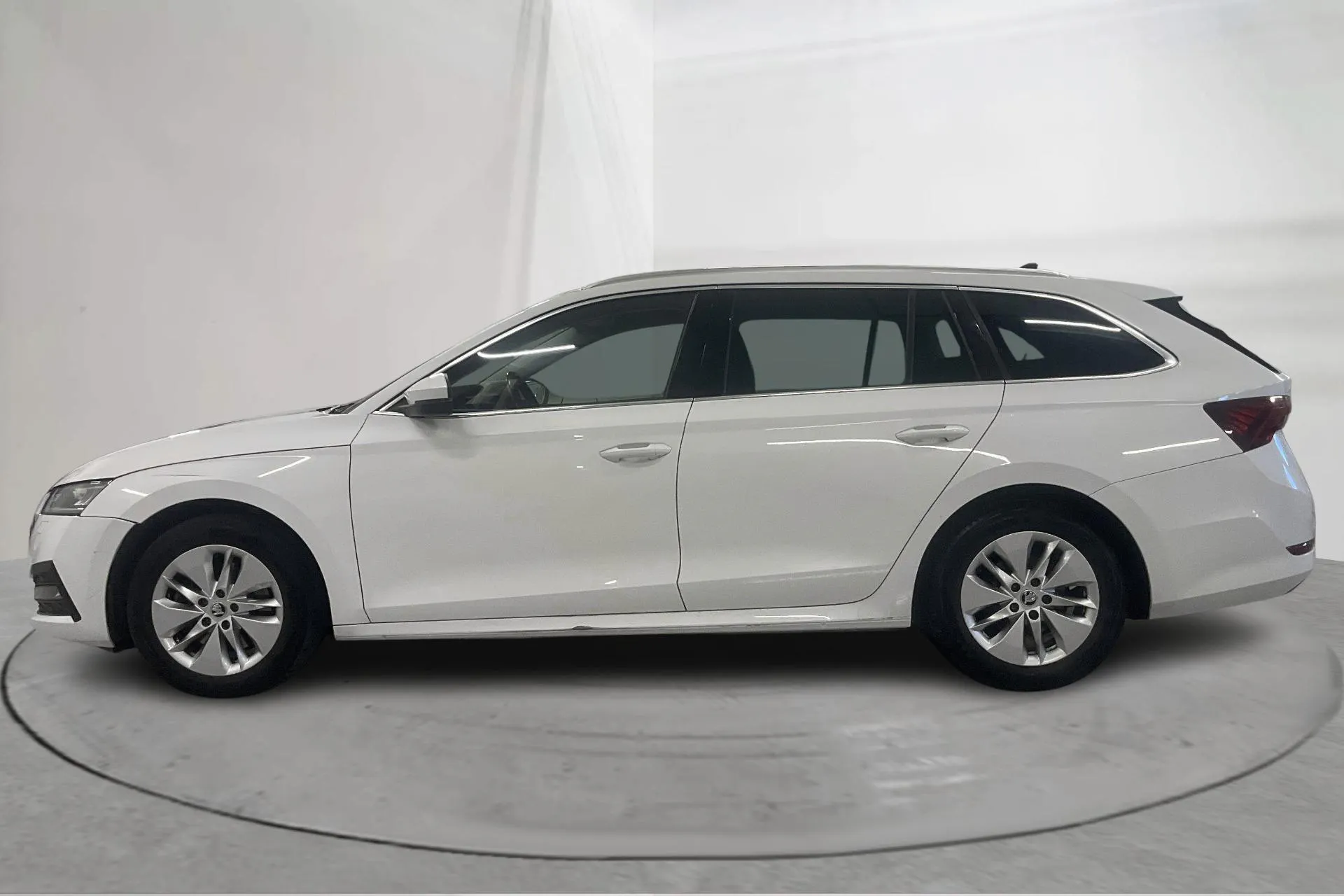 Presentation photo 2 of 22: Skoda Octavia 2.0 TDI Combi 4x4 (150hk) - 148 650 km - Automatic - white - 2023