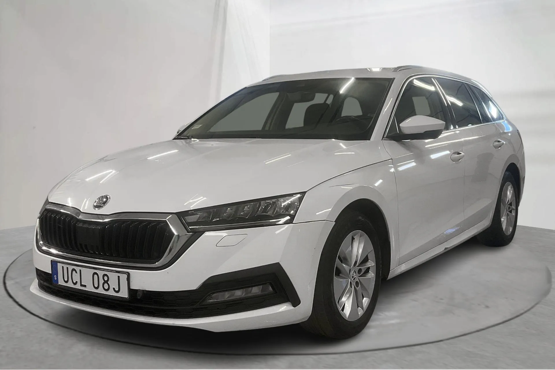 Presentation photo 1 of 22: Skoda Octavia 2.0 TDI Combi 4x4 (150hk) - 148 650 km - Automatic - white - 2023