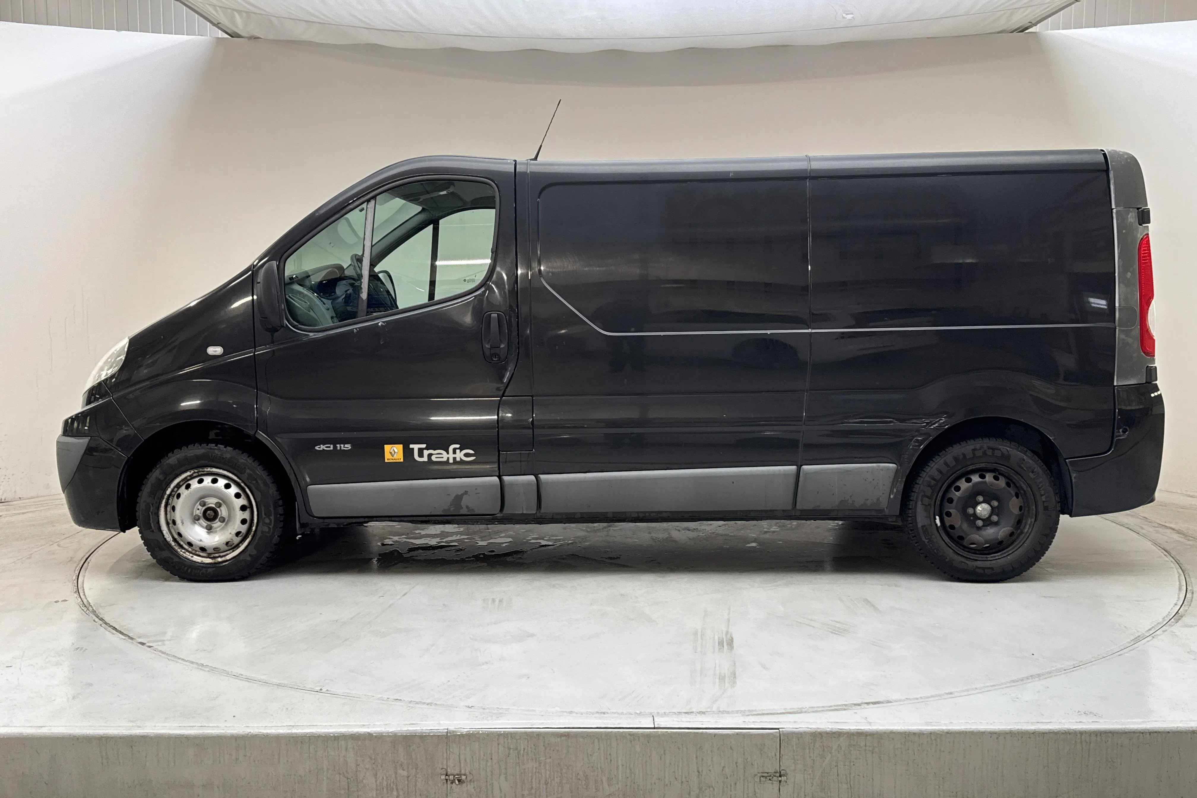 Presentationsfoto 2 av 12: Renault Trafic 2.0 dCi Skåp (115hk) - 21 741 mil - Manuell - svart - 2013
