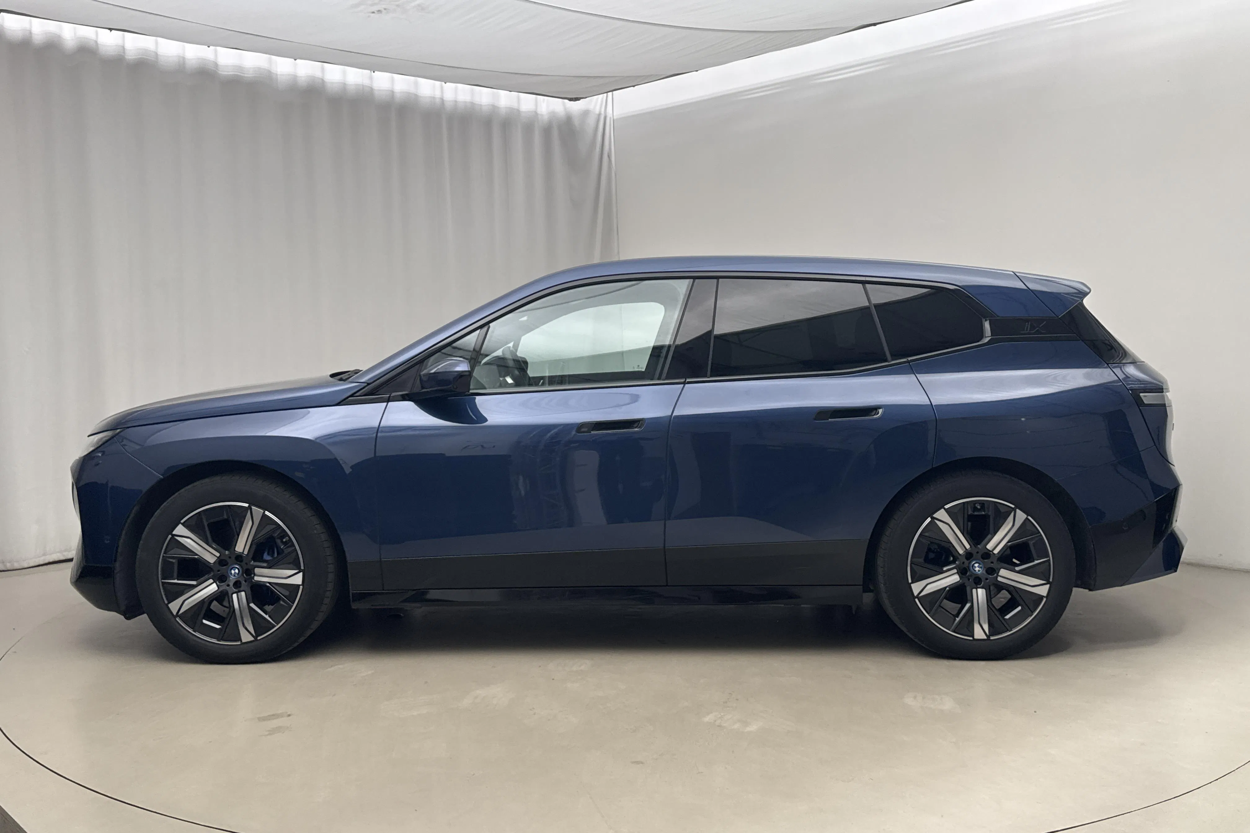 Presentationsfoto 2 av 21: BMW iX xDrive40, I20 (310hk) - 3 198 mil - Automat - blå - 2023
