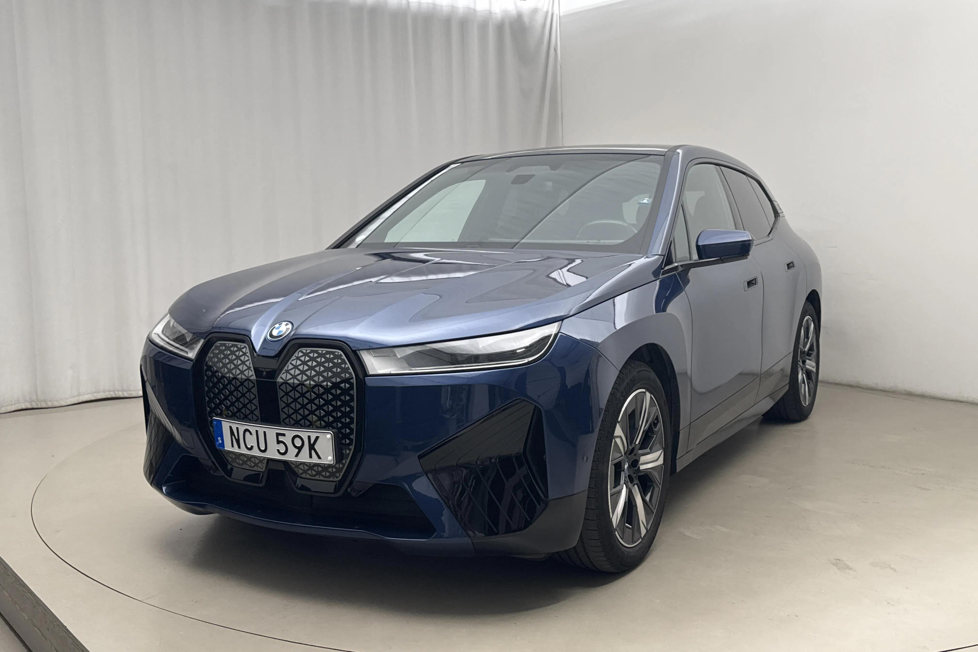 Presentationsfoto 1 av 21: BMW iX xDrive40, I20 (310hk) - 3 198 mil - Automat - blå - 2023