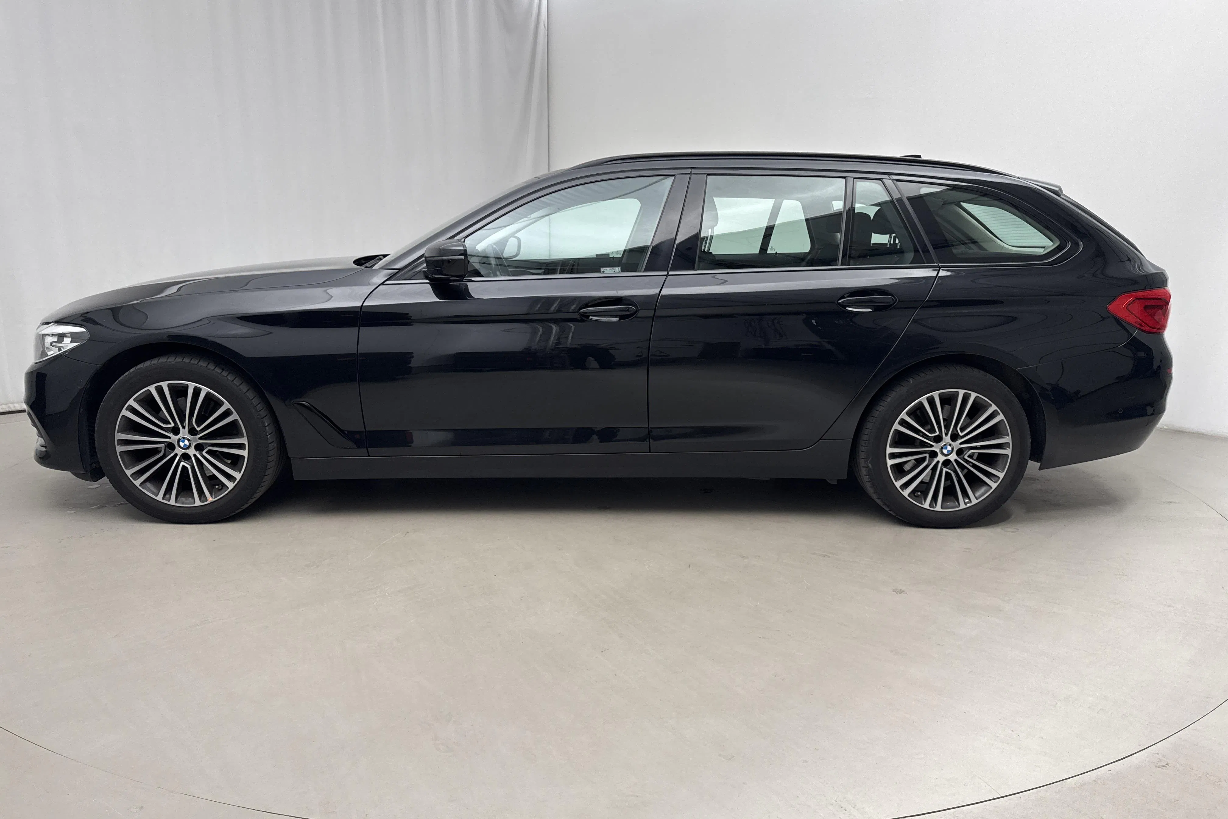 Presentation photo 2 of 17: BMW 520d xDrive Touring, G31 (190hk) - 62 820 km - Automatic - black - 2019