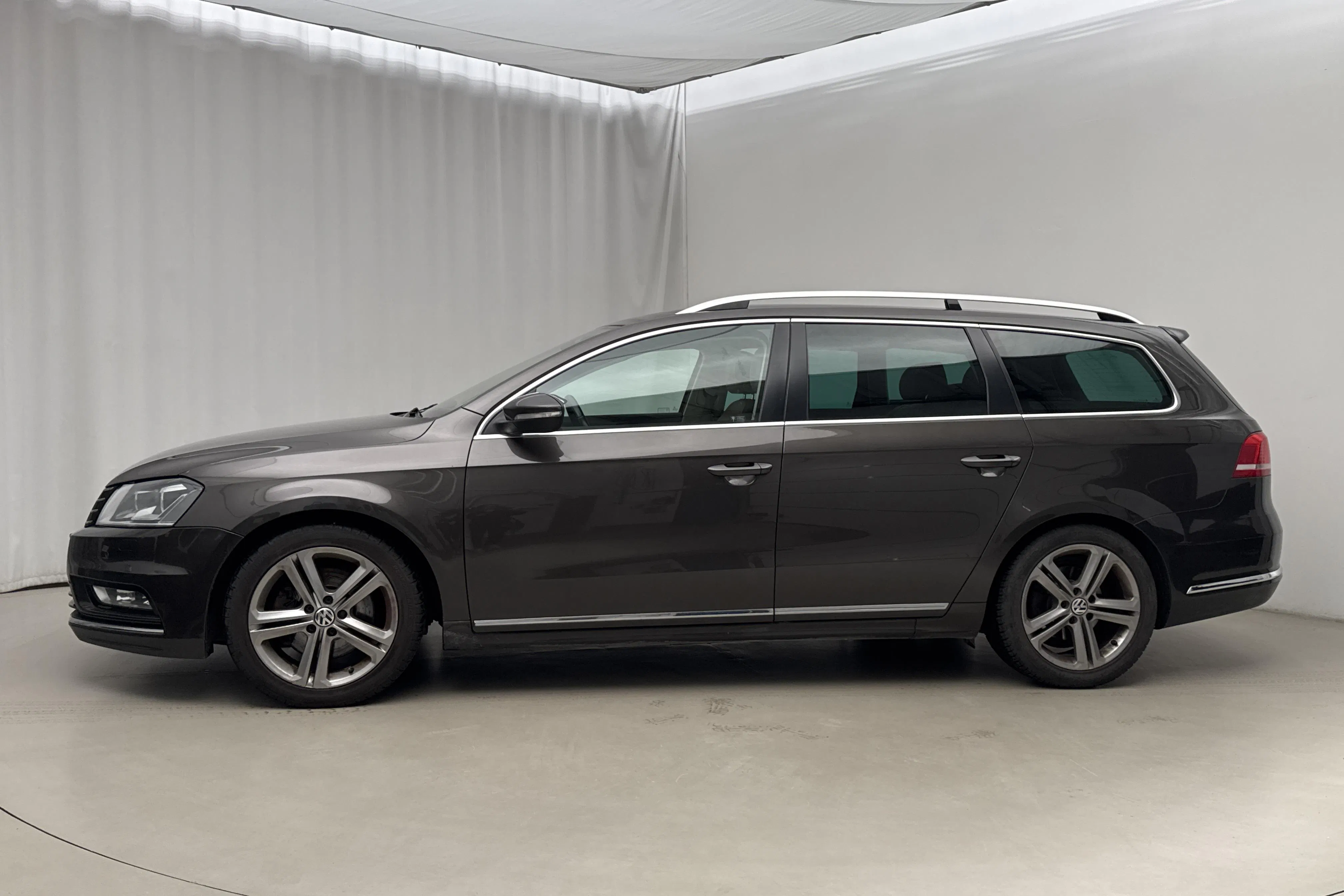 Presentationsfoto 2 av 17: VW Passat 2.0 TDI BlueMotion Technology Variant 4Motion (170hk) - 19 697 mil - Automat - Mörkbrun - 2013