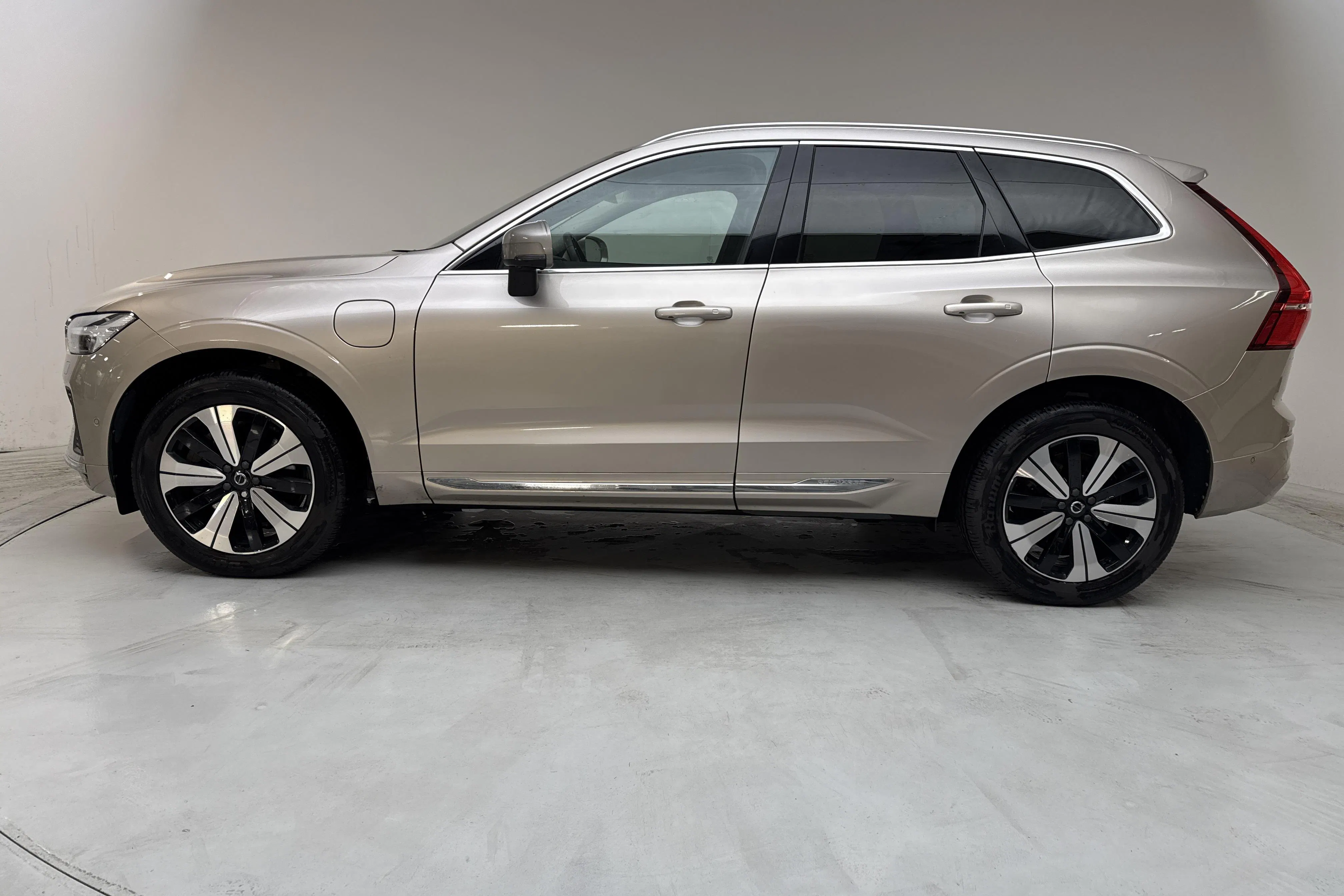 Presentationsfoto 2 av 20: Volvo XC60 T6 AWD Recharge (350hk) - 13 170 mil - Automat - Ljusgrå - 2023