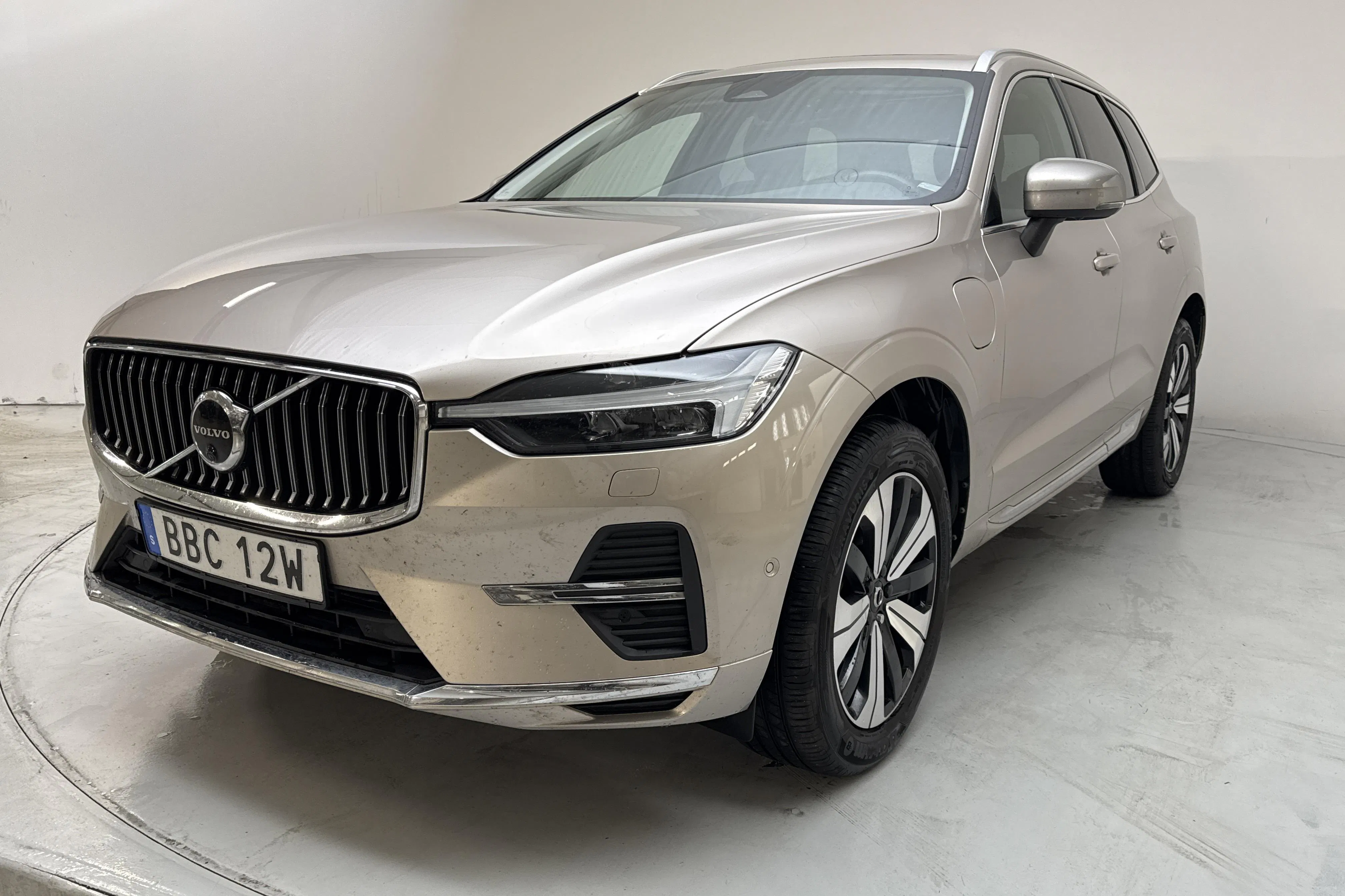 Presentationsfoto 1 av 20: Volvo XC60 T6 AWD Recharge (350hk) - 13 170 mil - Automat - Ljusgrå - 2023