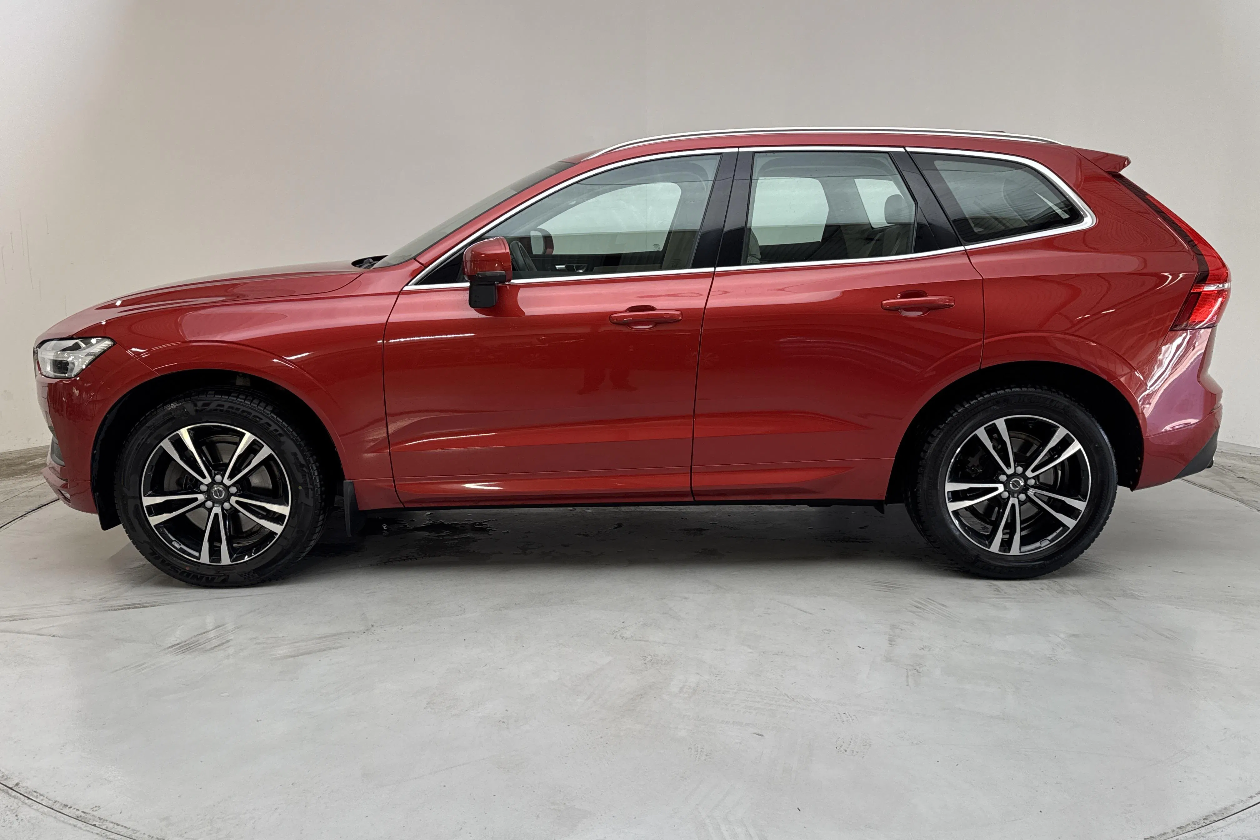Presentationsfoto 2 av 14: Volvo XC60 T5 2WD (254hk) - 15 117 mil - Automat - röd - 2020