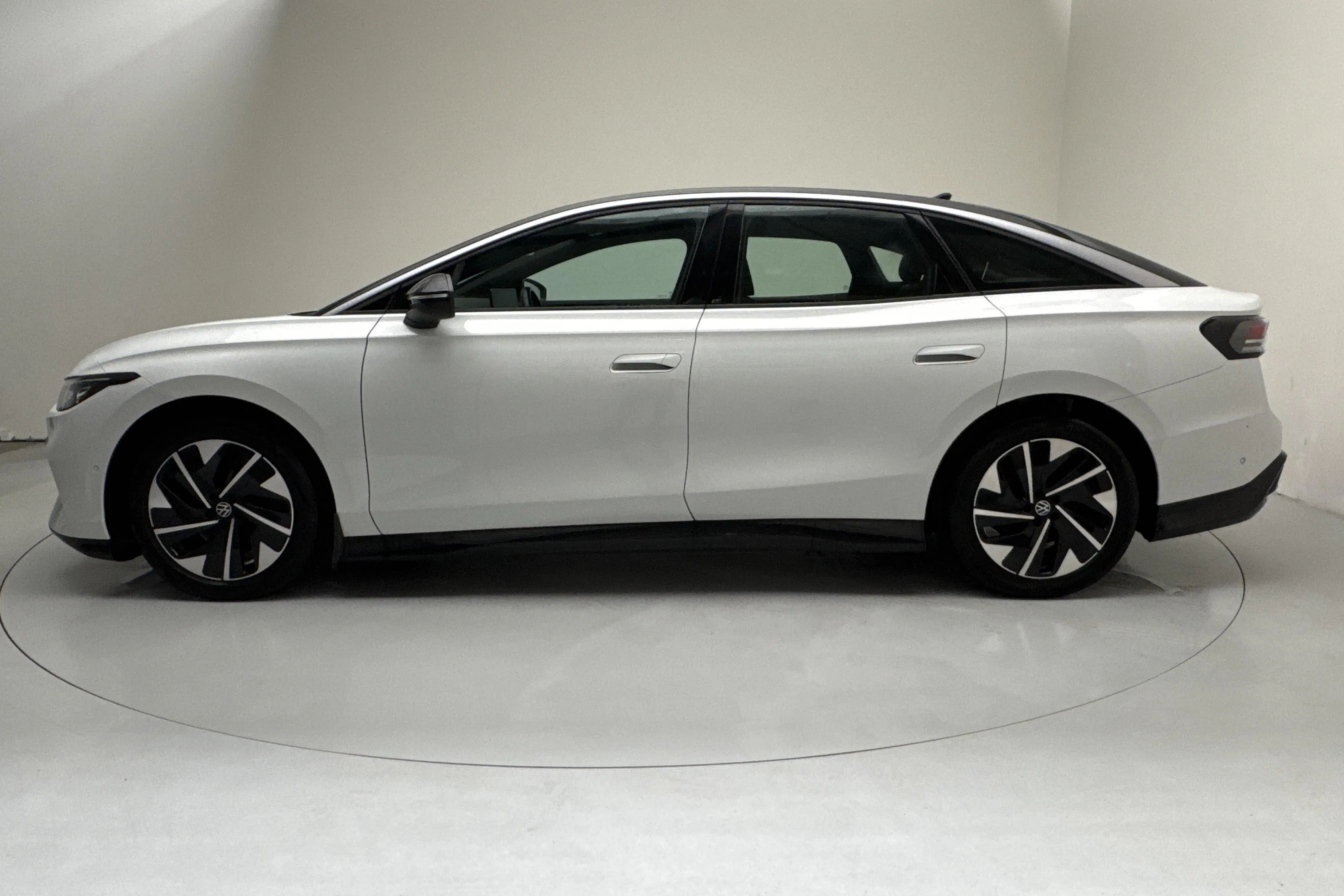 Presentationsfoto 2 av 17: VW ID.7 77kWh (286hk) - 10 210 mil - Automat - vit - 2024