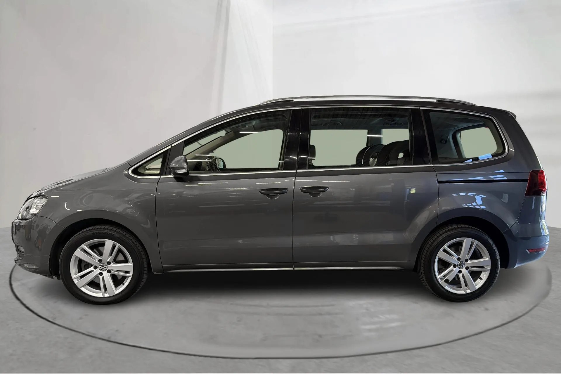 Presentation photo 2 of 22: VW Sharan 2.0 TDI 4Motion (150hk) - 171 190 km - Manual - dark grey - 2017