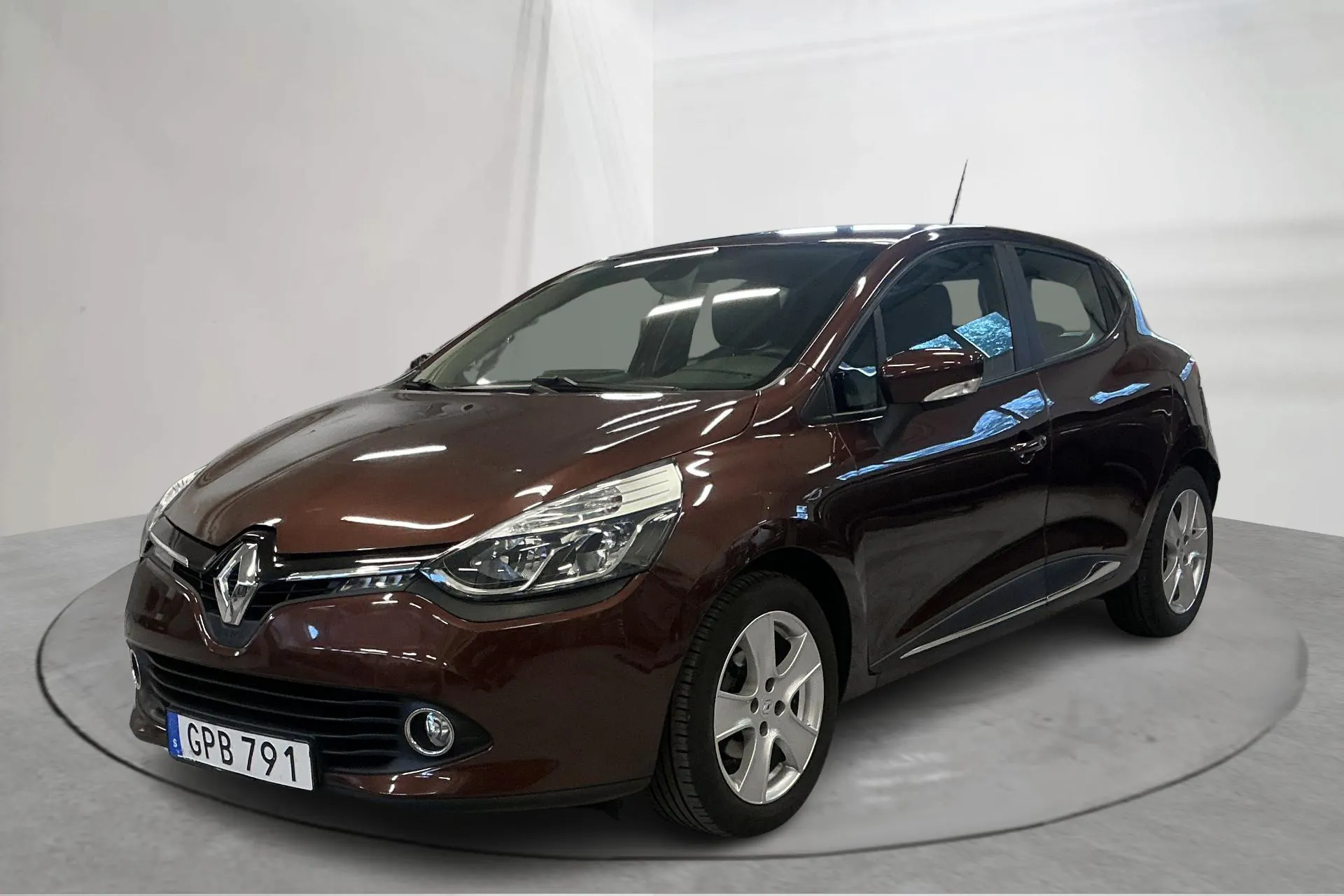 Presentationsfoto 1 av 13: Renault Clio IV 0.9 TCe 90 5dr (90hk) - 5 773 mil - Manuell - brun - 2015