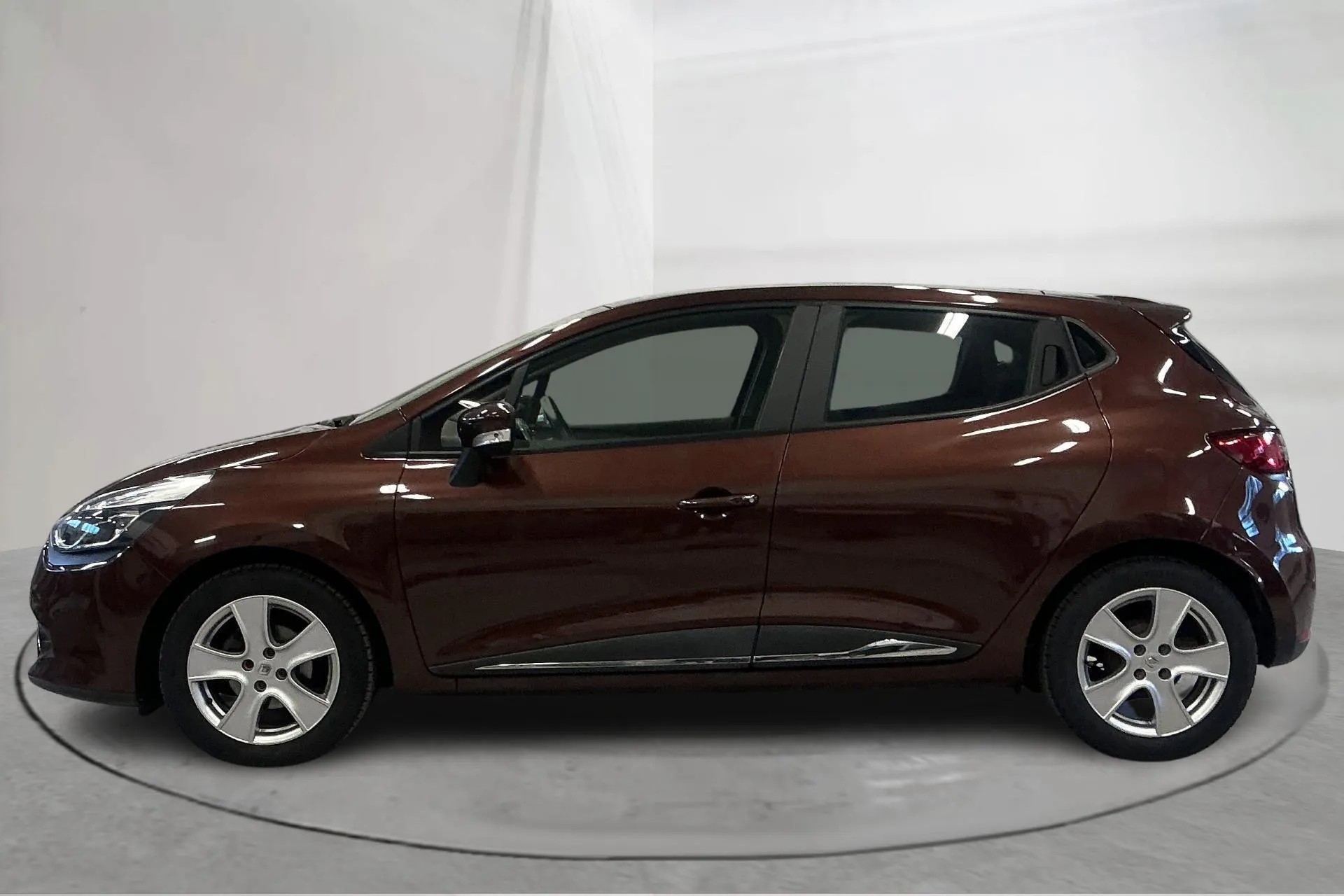 Presentationsfoto 2 av 13: Renault Clio IV 0.9 TCe 90 5dr (90hk) - 5 773 mil - Manuell - brun - 2015