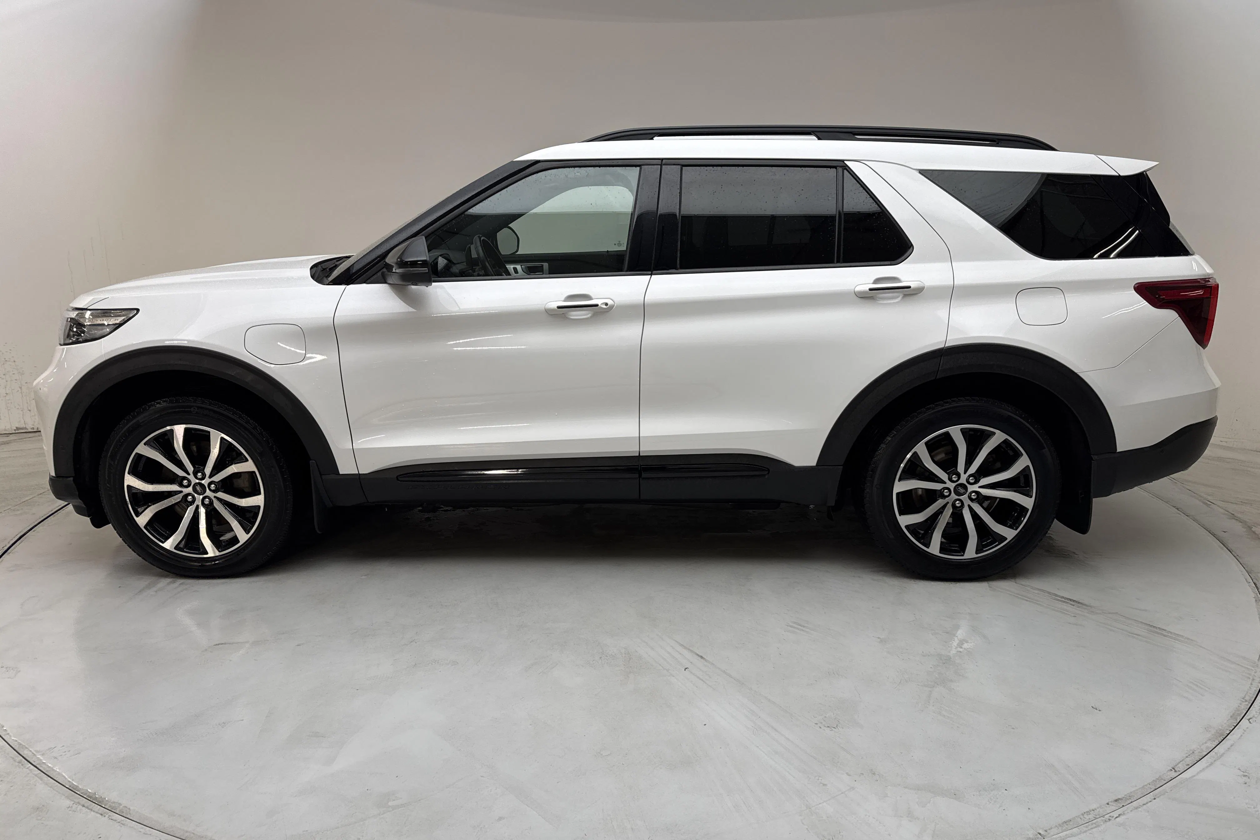 Presentationsfoto 2 av 20: Ford Explorer 3.0T EcoBoost (457hk) - 11 871 mil - Automat - vit - 2021