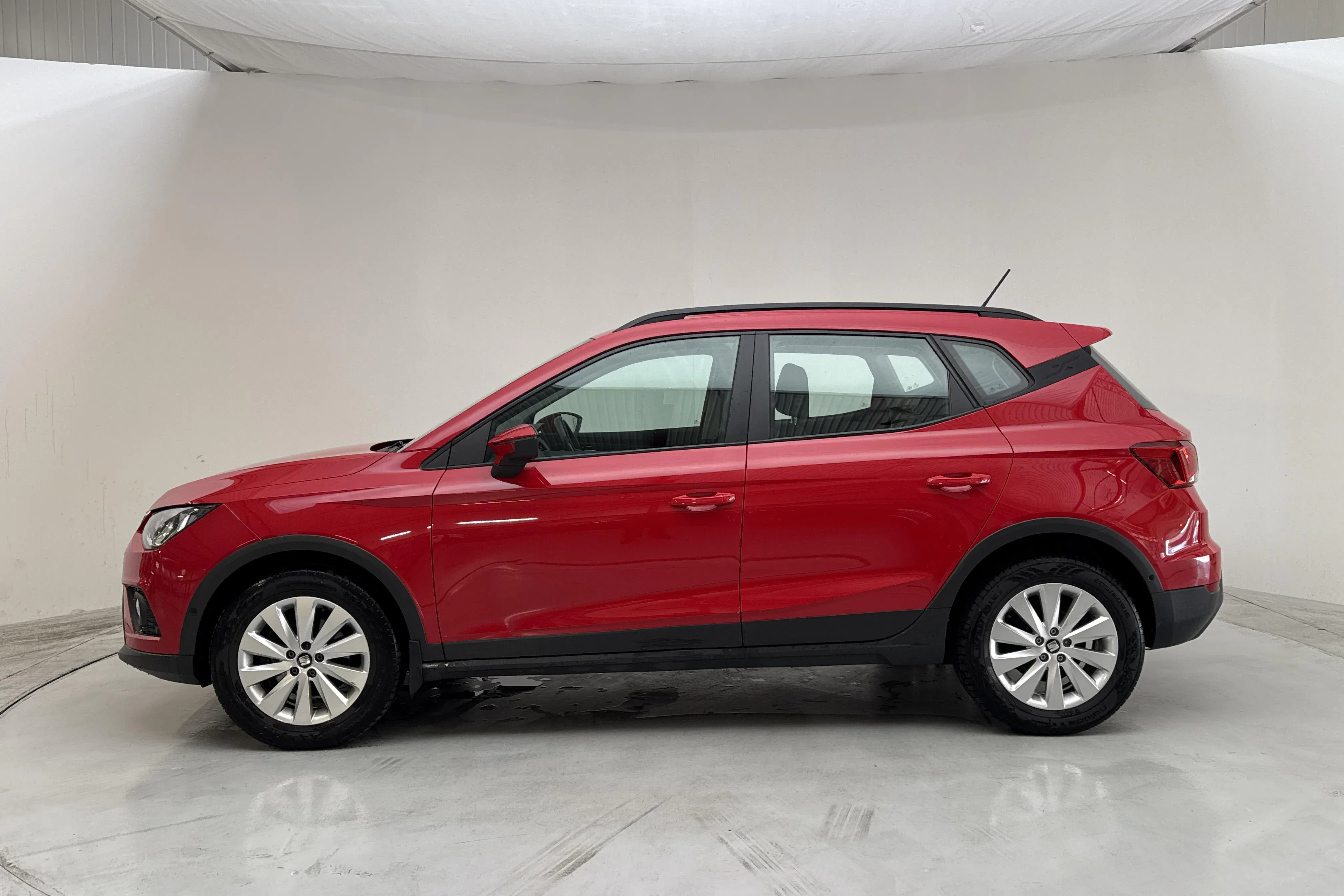 Presentationsfoto 2 av 11: Seat Arona 1.0 TGI 5dr (90hk) - 7 435 mil - Manuell - röd - 2021