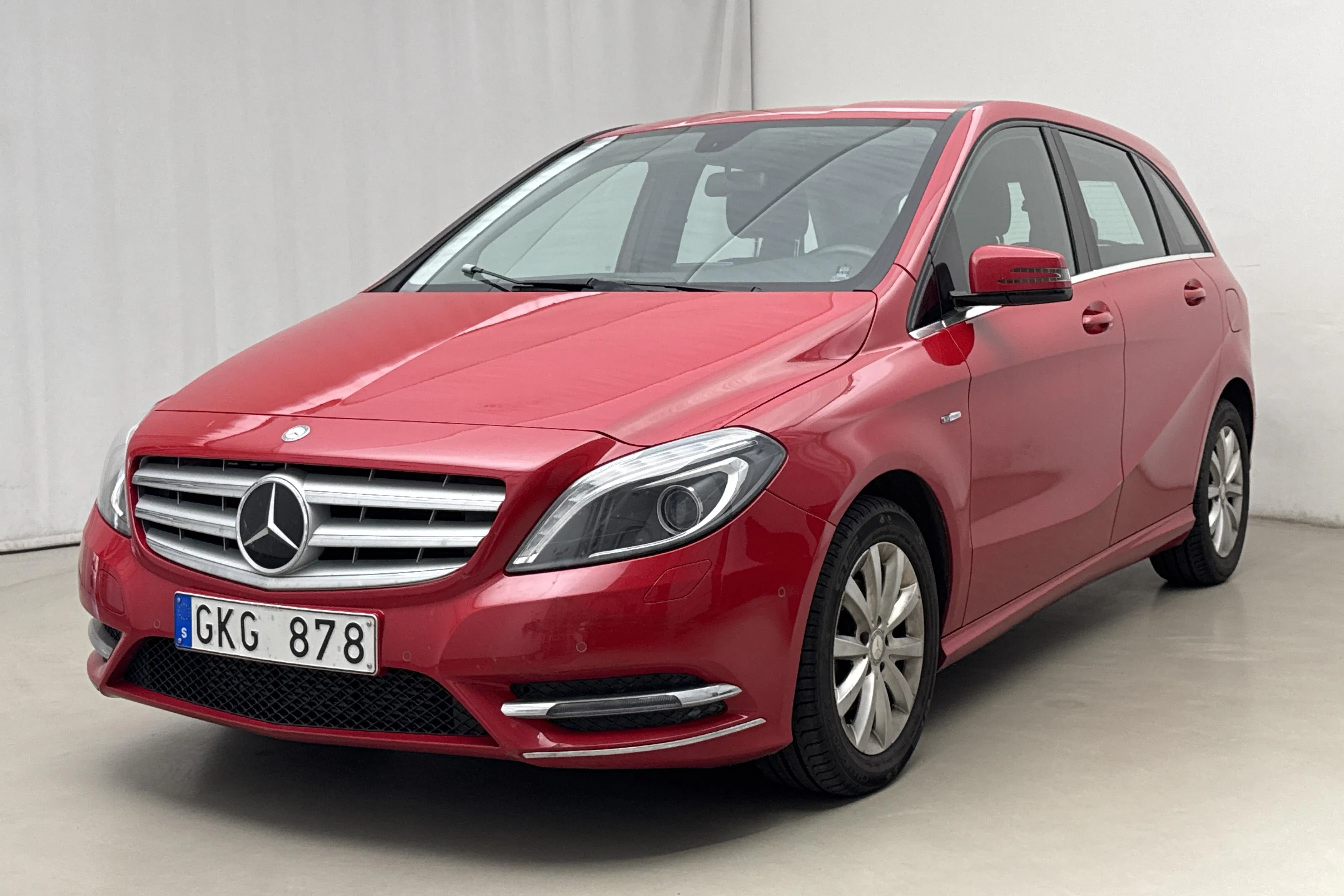 Presentationsfoto 1 av 15: Mercedes B 180 CDI W246 (109hk) - 11 996 mil - Automat - röd - 2012
