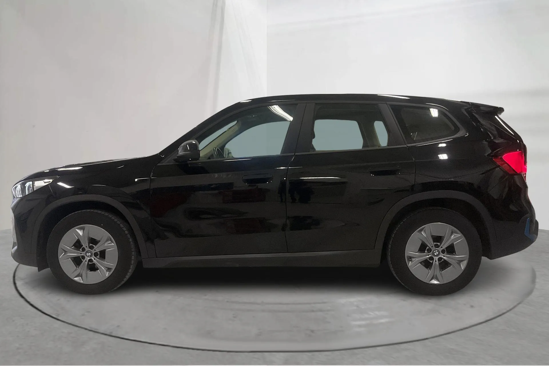 Presentation photo 2 of 22: BMW iX1 xDrive30, U11 (313hk) - 131 310 km - Automatic - black - 2023