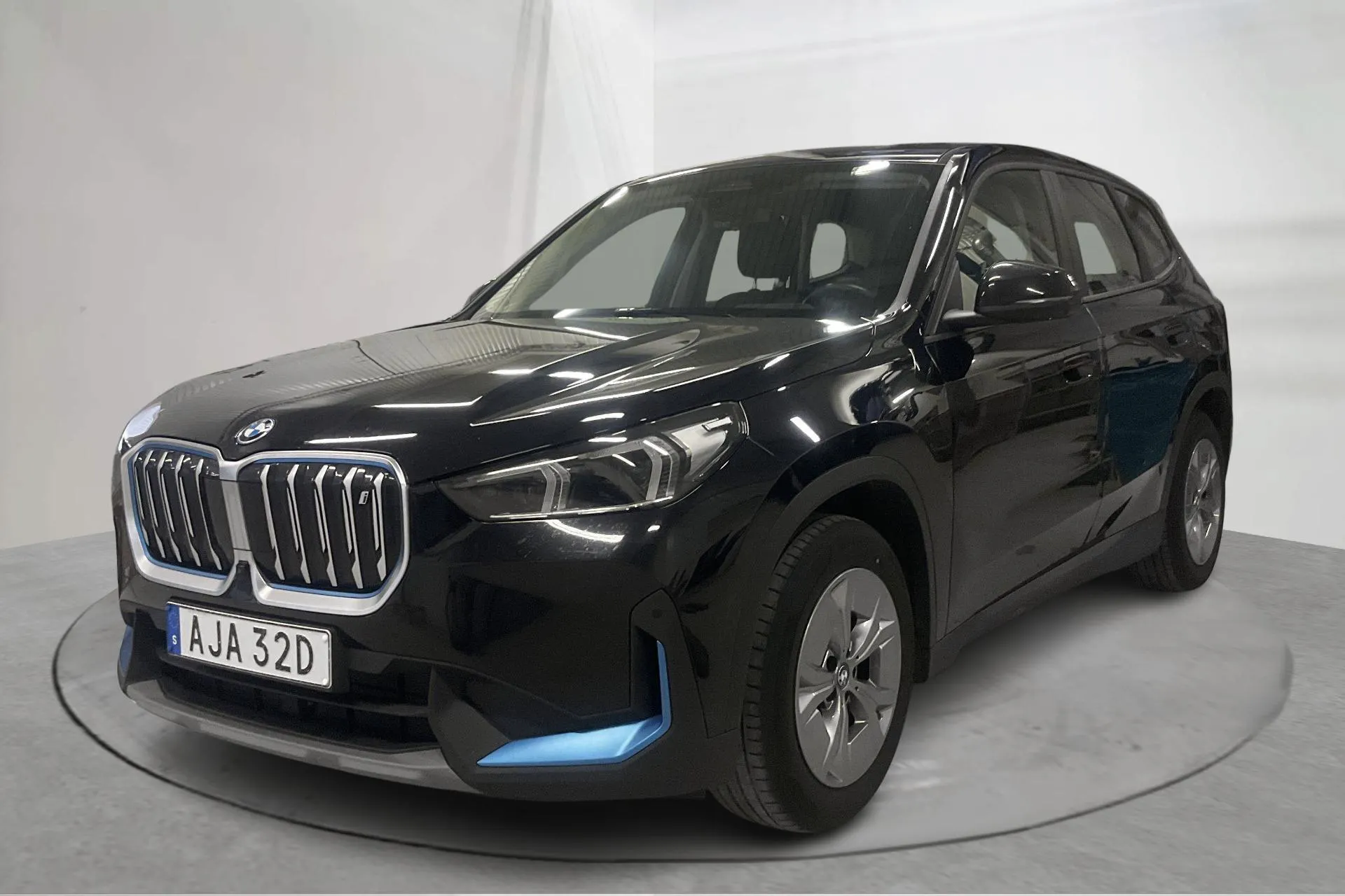 Presentation photo 1 of 22: BMW iX1 xDrive30, U11 (313hk) - 131 310 km - Automatic - black - 2023