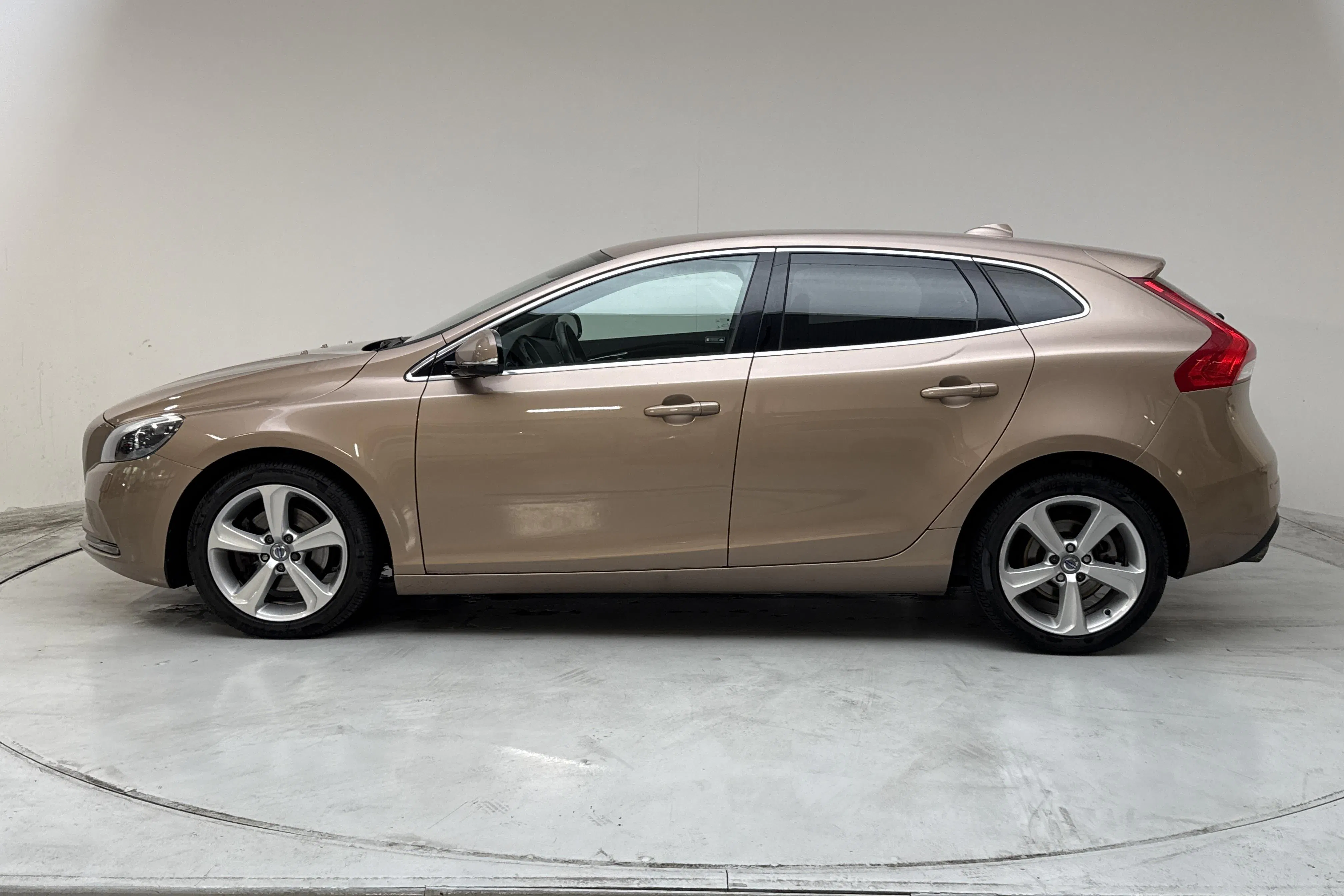 Presentationsfoto 2 av 13: Volvo V40 T3 (150hk) - 2 817 mil - Manuell - brun - 2014