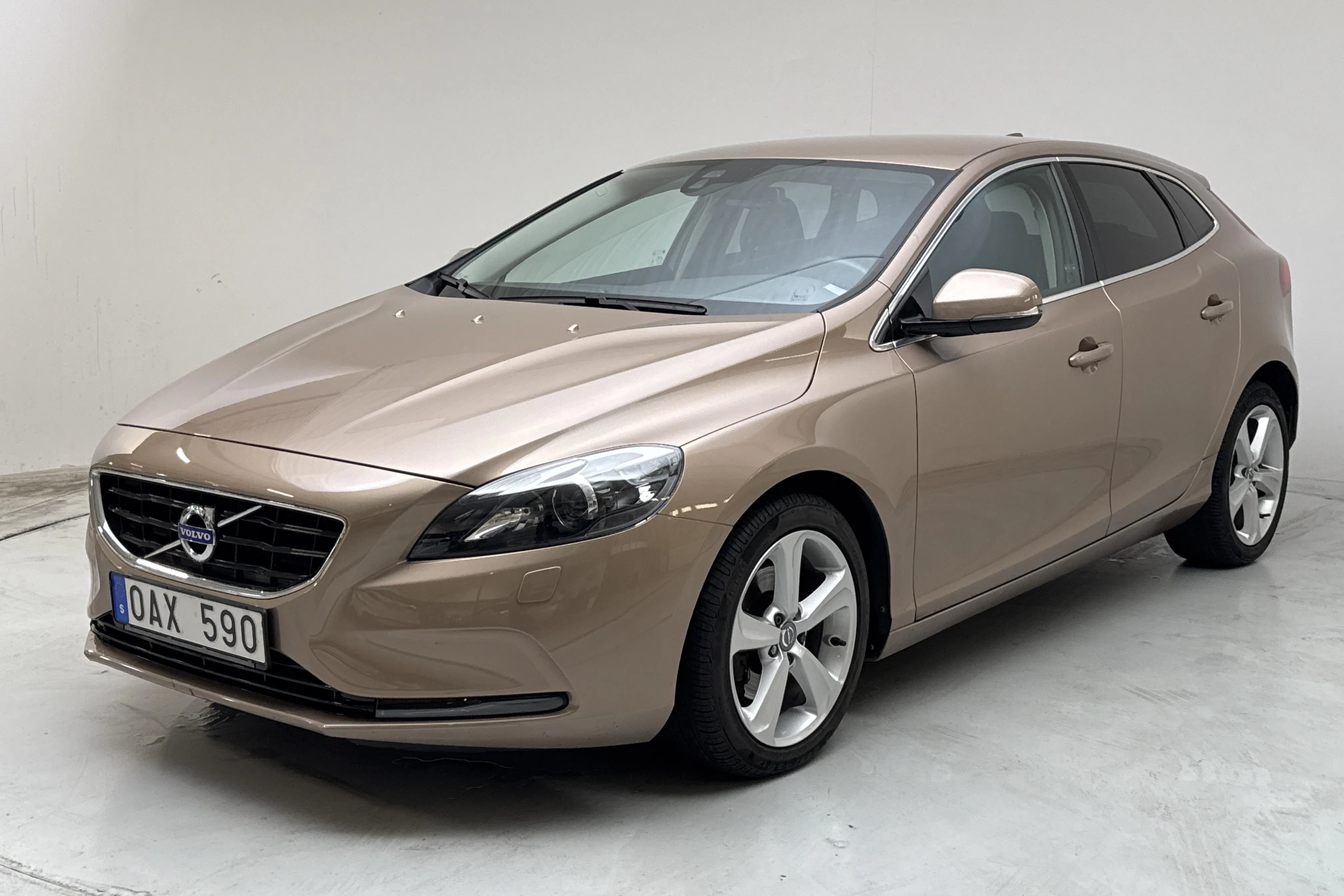 Presentationsfoto 1 av 13: Volvo V40 T3 (150hk) - 2 817 mil - Manuell - brun - 2014