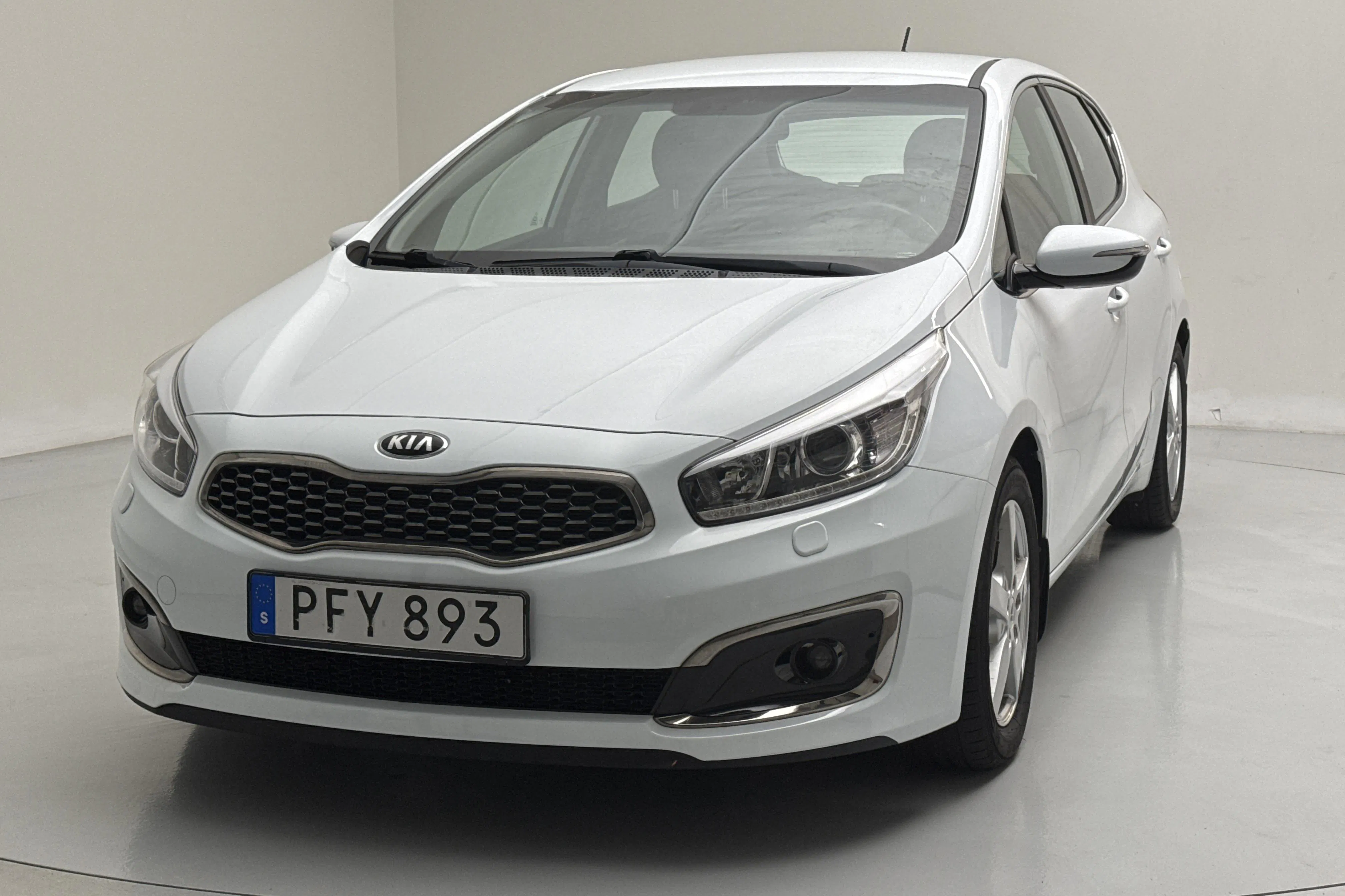 Presentation photo 1 of 12: KIA Cee'd 1.6 5dr (135hk) - 49 960 km - Manual - white - 2017