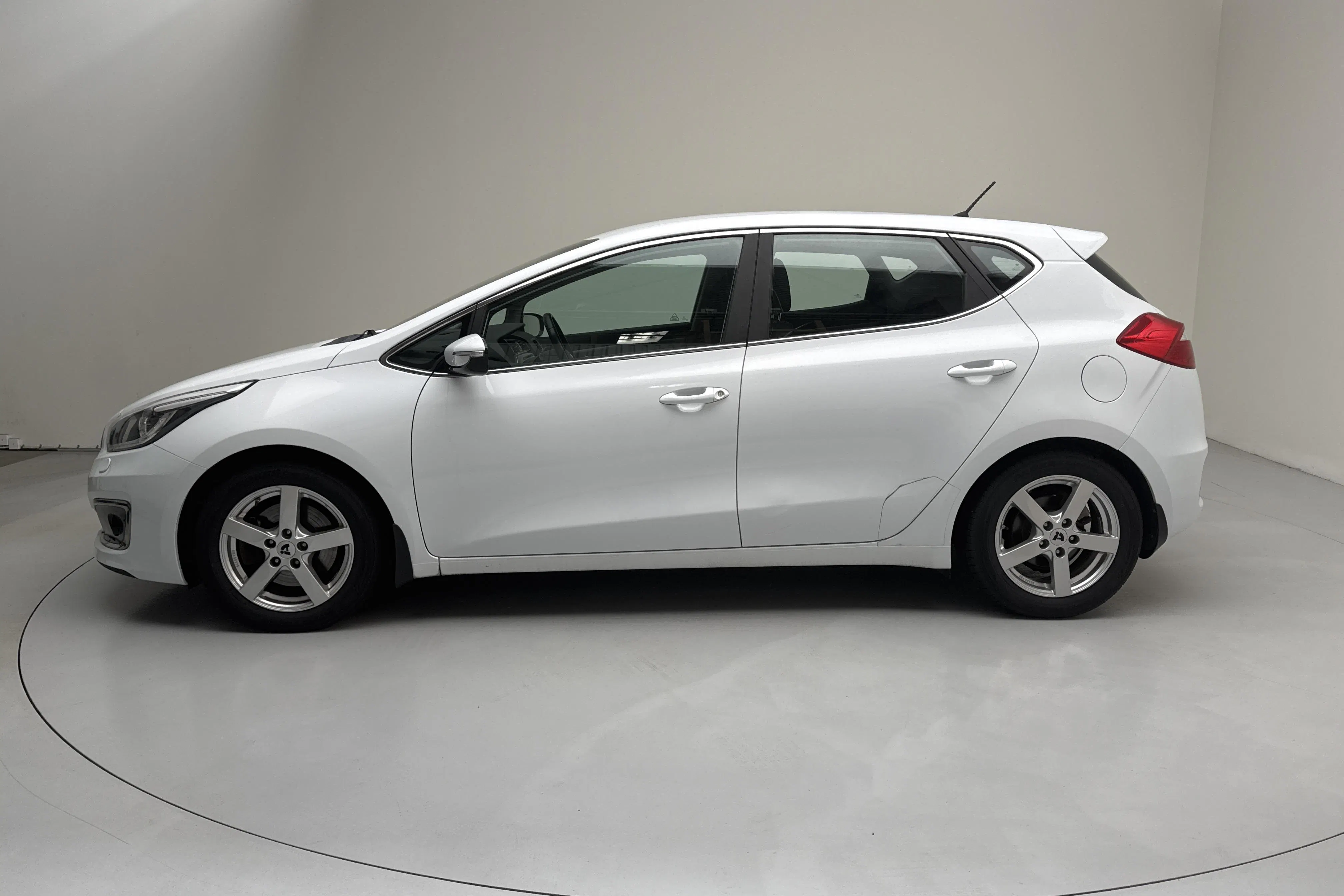 Presentation photo 2 of 12: KIA Cee'd 1.6 5dr (135hk) - 49 960 km - Manual - white - 2017