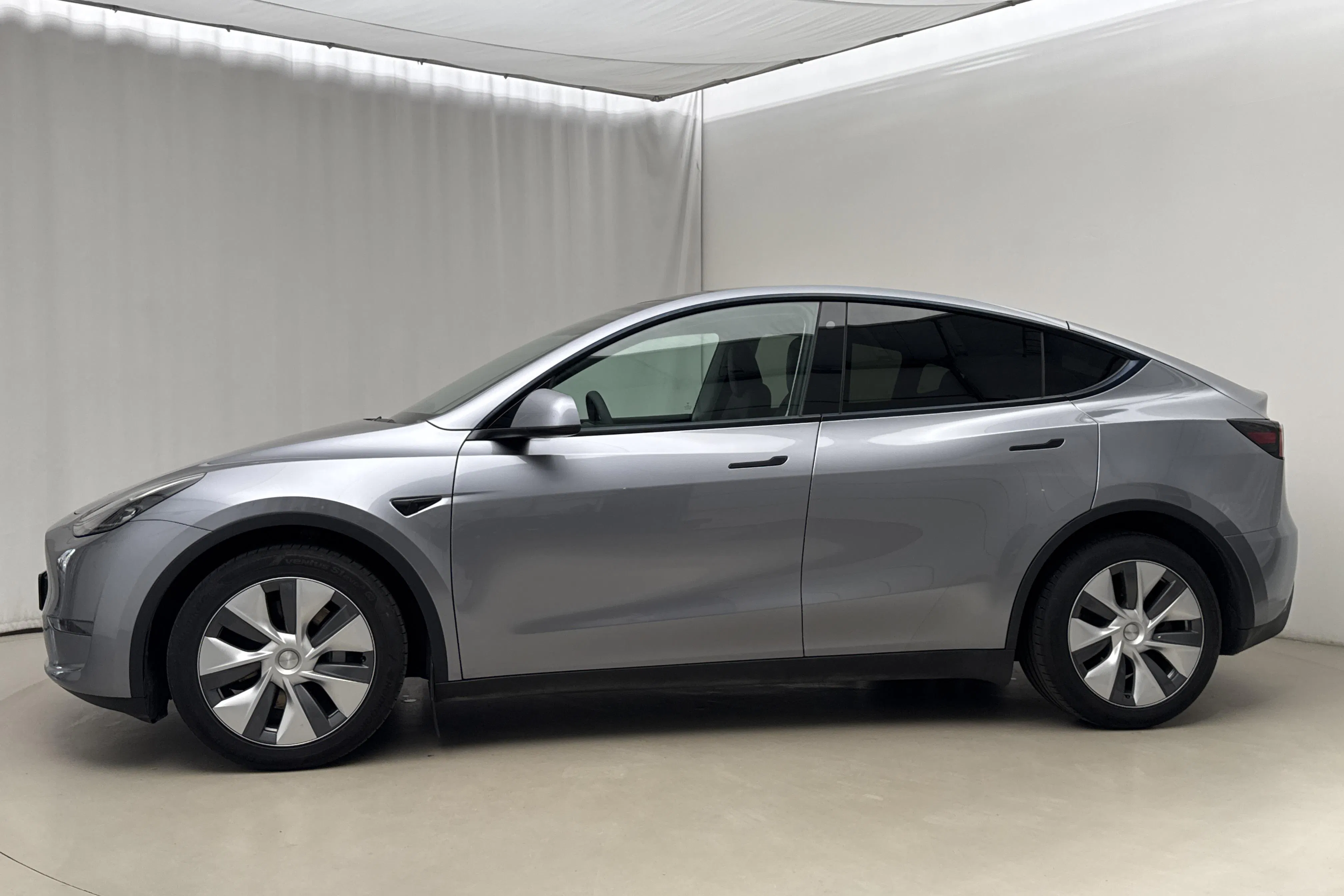 Presentationsfoto 2 av 23: Tesla Model Y Long Range Dual Motor AWD - 5 504 mil - Automat - grå - 2023