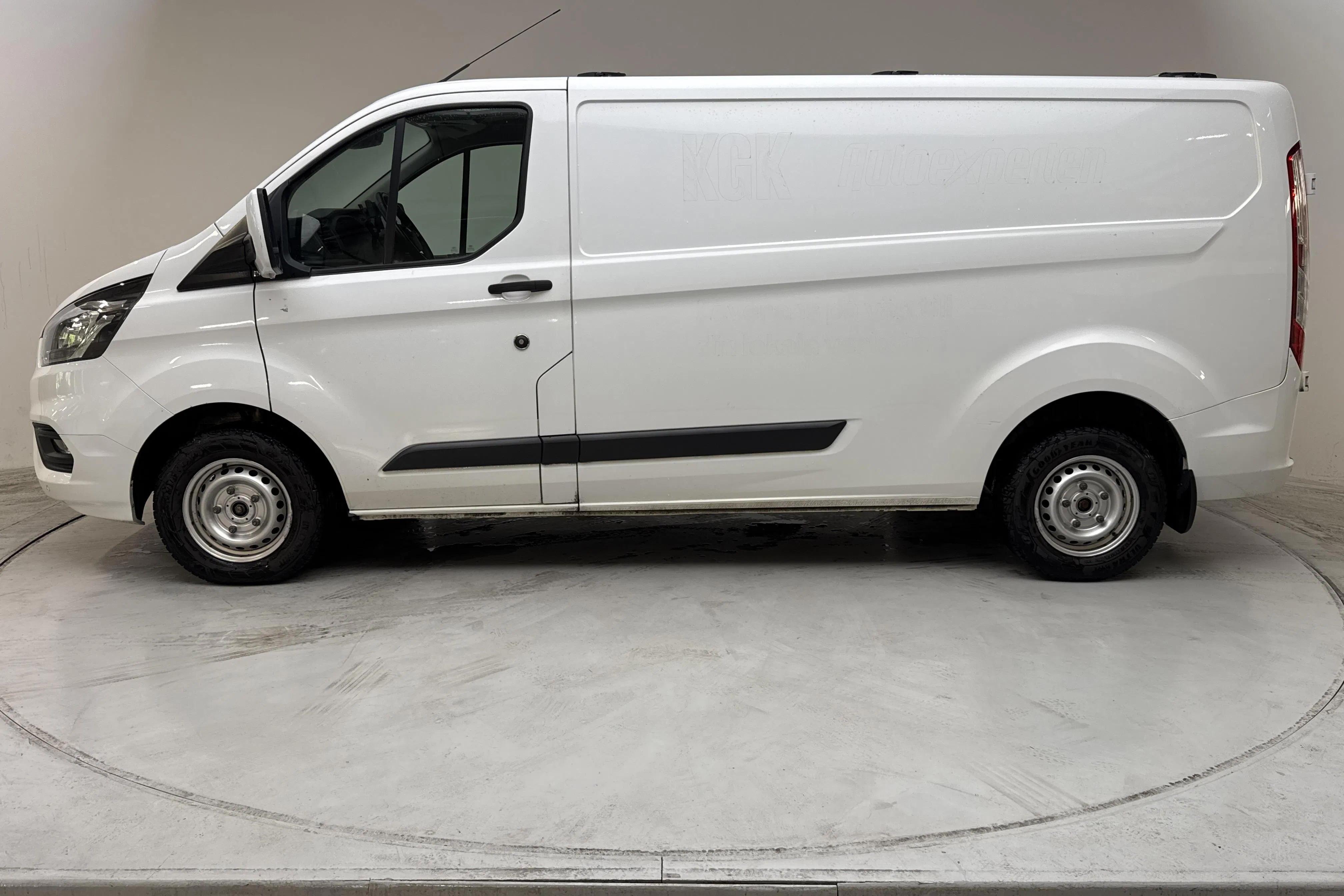 Presentationsfoto 2 av 12: Ford Transit Custom 300 (130hk) - 22 940 mil - Manuell - vit - 2020