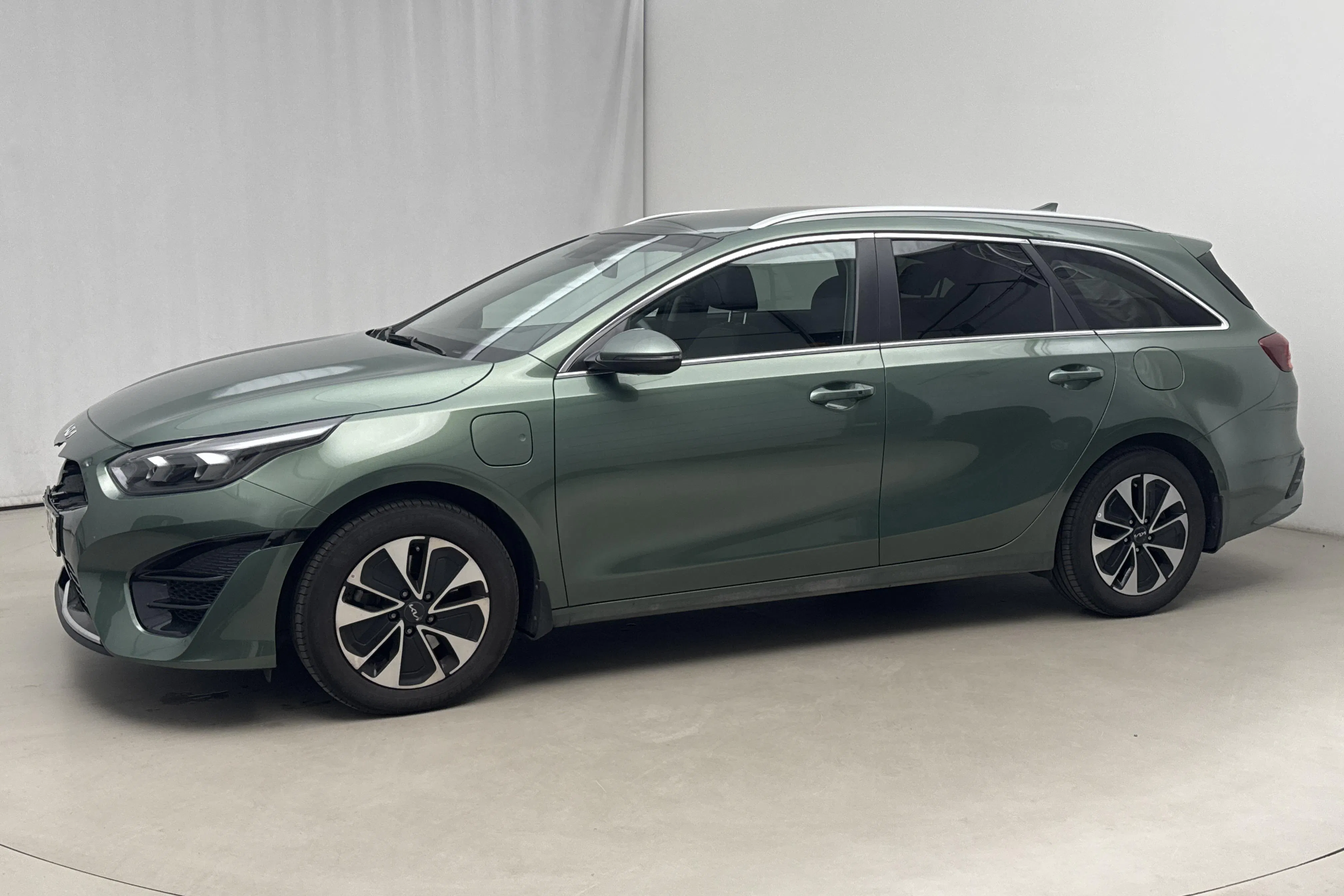 Presentation photo 2 of 19: KIA Ceed 1.6 Plug-in Hybrid SW (141hk) - 30 310 km - Automatic - green - 2024