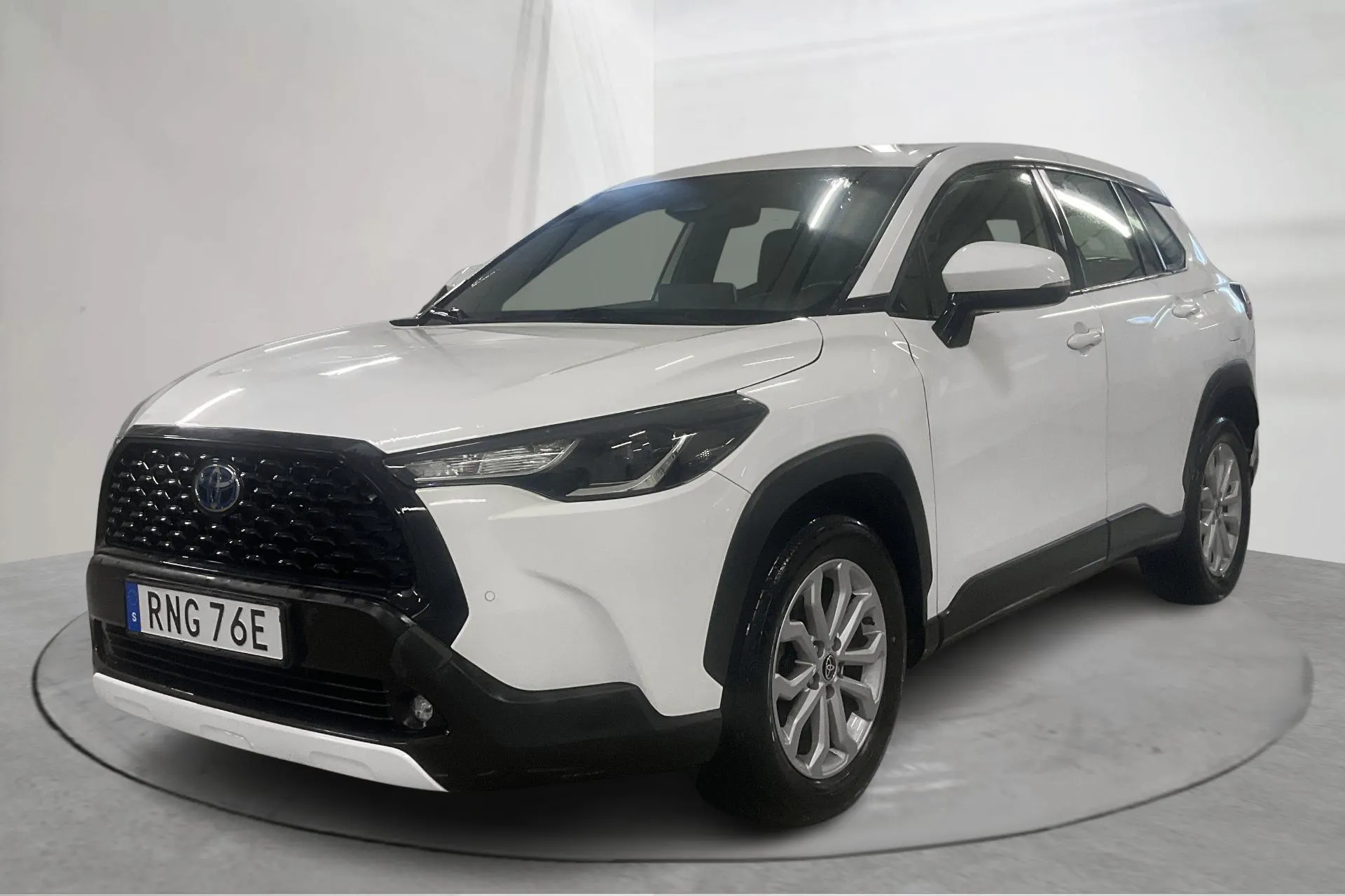 Presentationsfoto 1 av 19: Toyota Corolla Cross 2.0 AWD-i Elhybrid (197hk) - 5 655 mil - Automat - vit - 2023