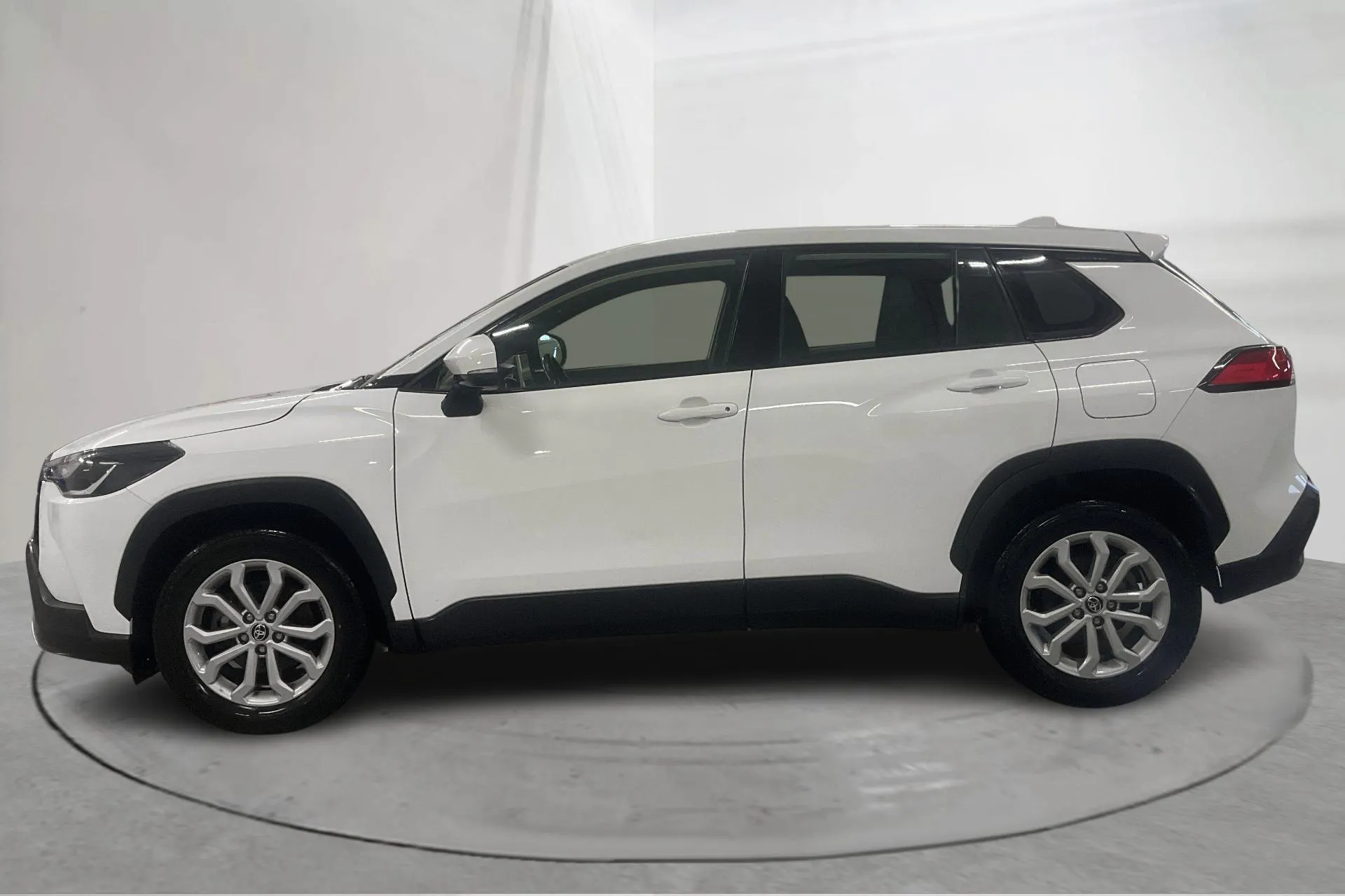 Presentationsfoto 2 av 19: Toyota Corolla Cross 2.0 AWD-i Elhybrid (197hk) - 5 655 mil - Automat - vit - 2023