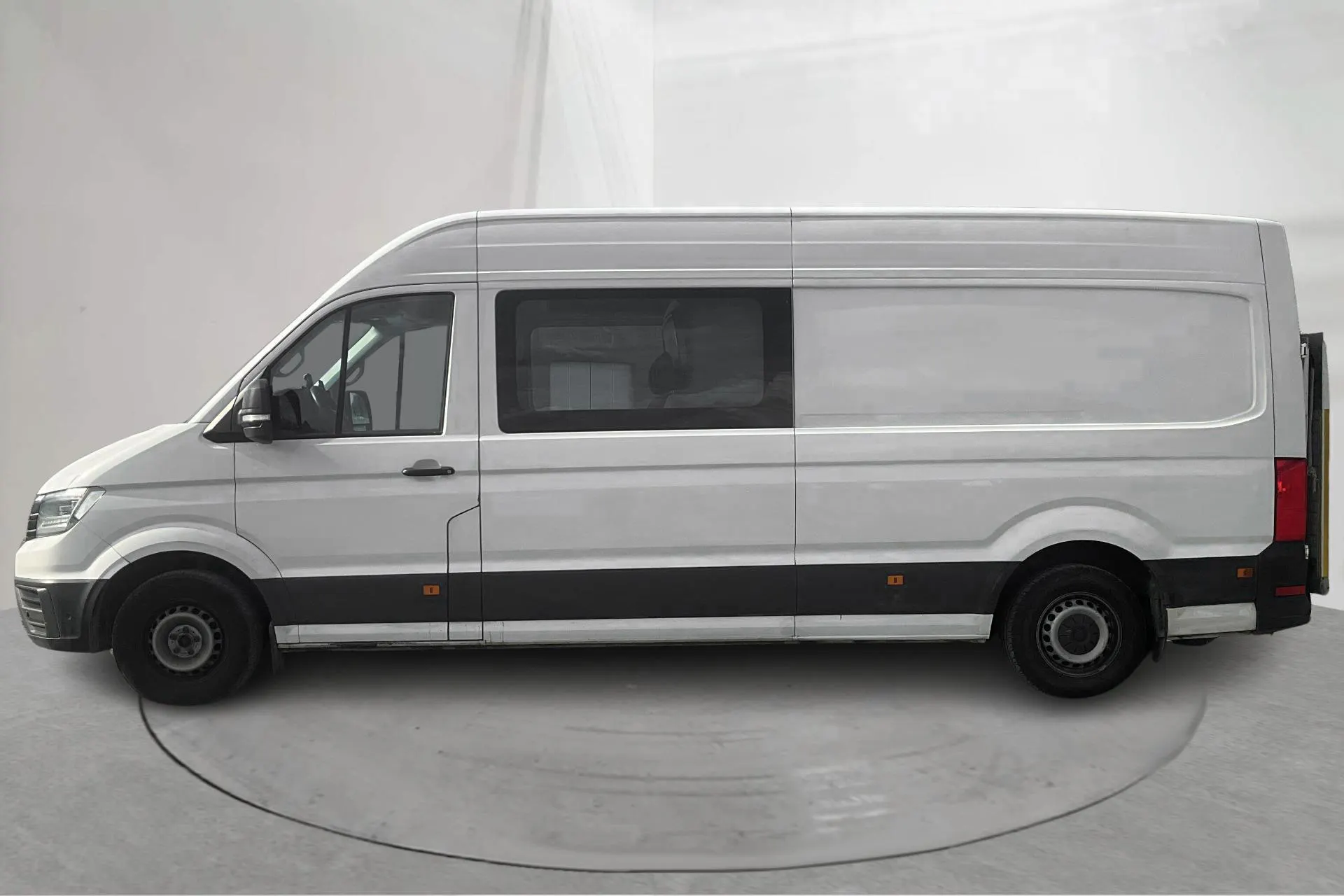 Presentationsfoto 2 av 14: VW Crafter 35 2.0 TDI Skåp (177hk) - 22 176 mil - Automat - vit - 2020