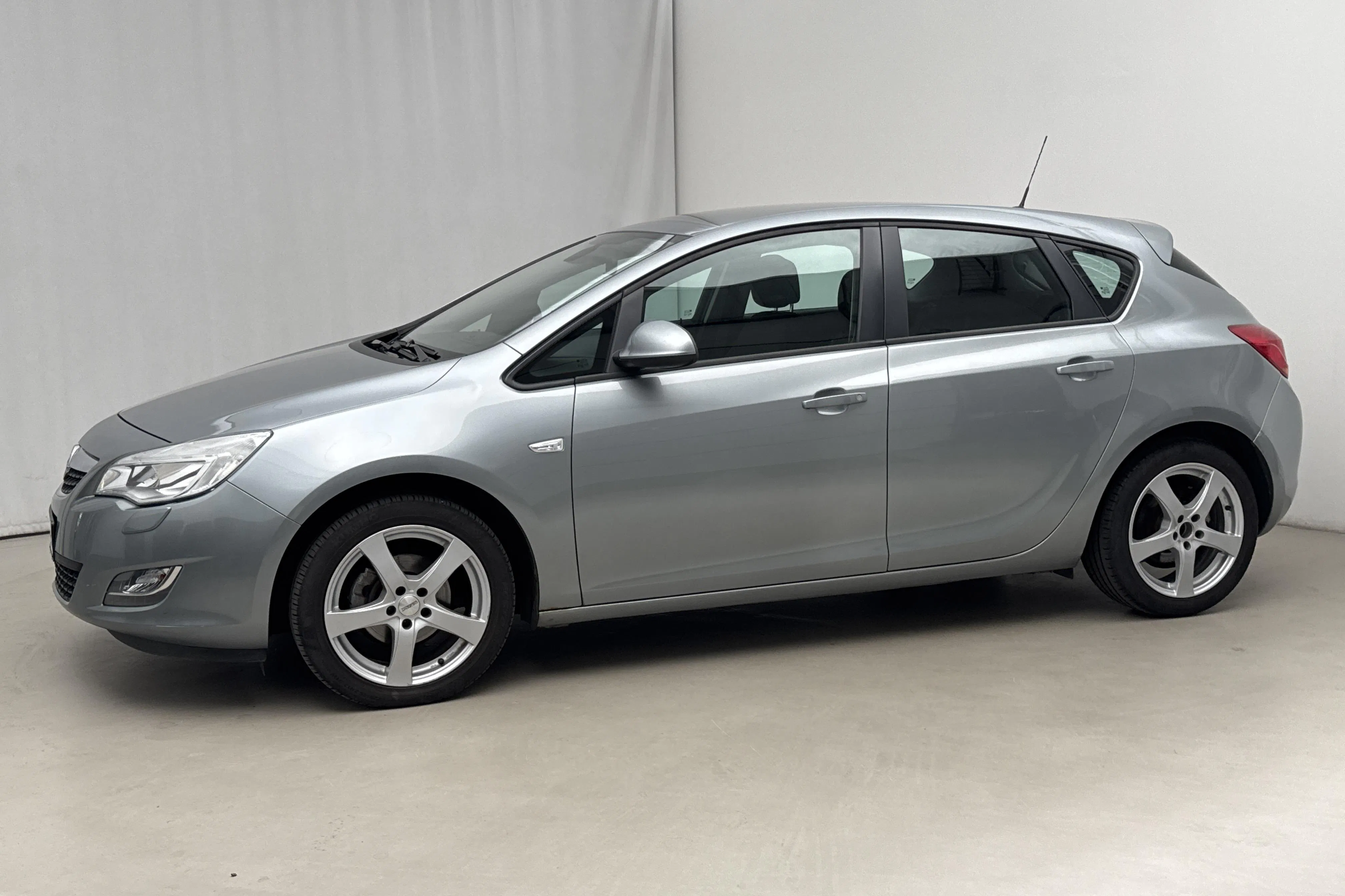 Presentationsfoto 2 av 15: Opel Astra 1.4 Turbo ECOTEC 5dr (140hk) - 16 454 mil - Manuell - grå - 2010