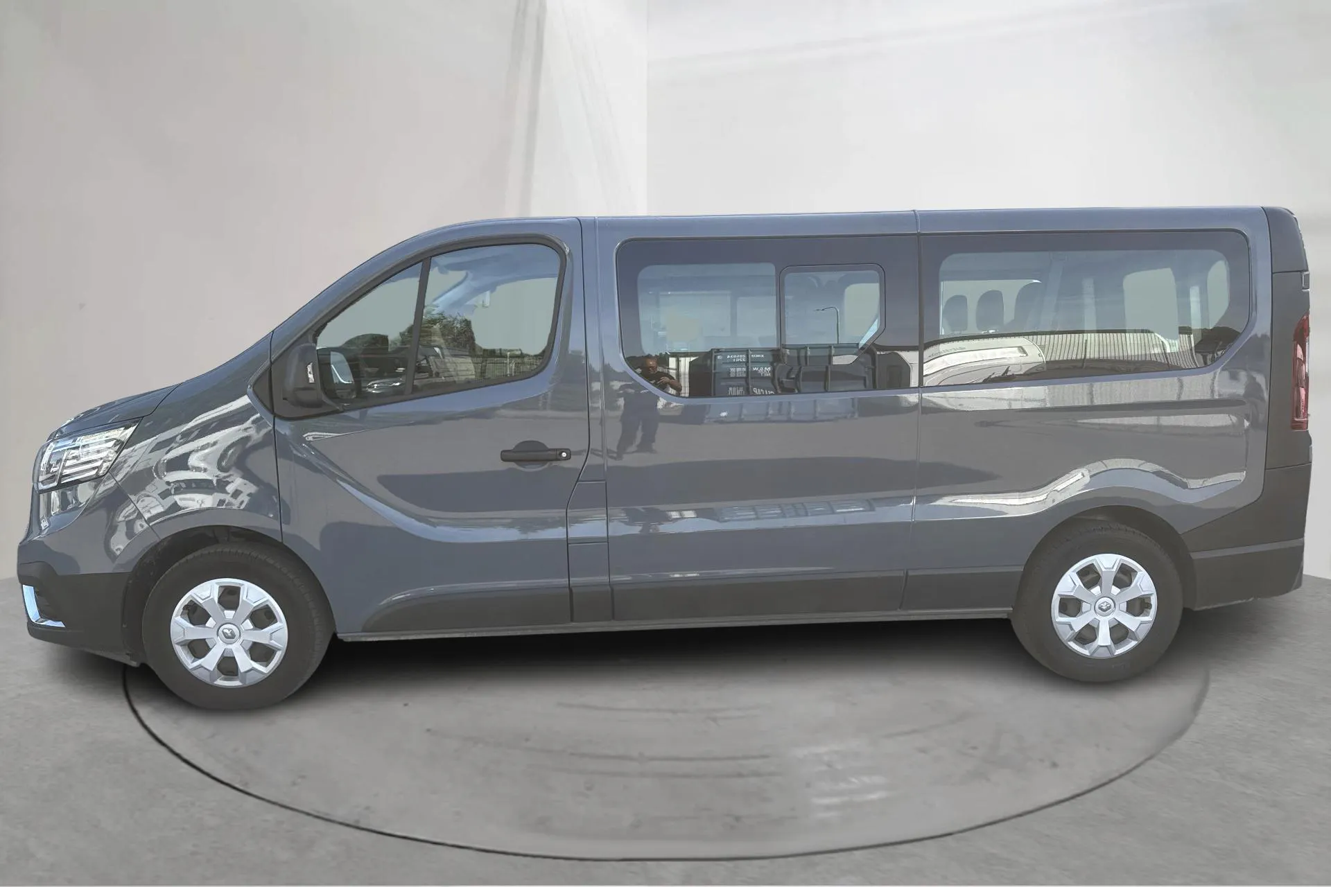 Presentationsfoto 2 av 13: Renault Trafic Passenger 2.0 dCi (150hk) - 4 552 mil - Manuell - grå - 2024