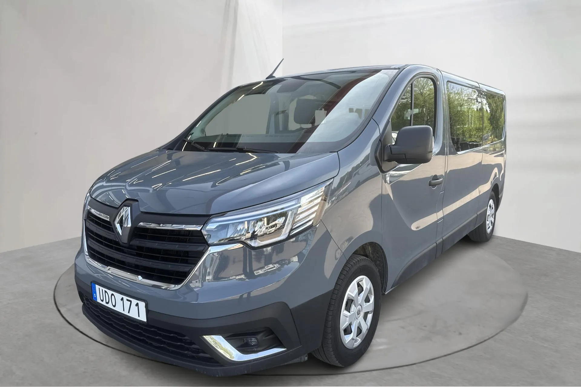 Presentationsfoto 1 av 13: Renault Trafic Passenger 2.0 dCi (150hk) - 4 552 mil - Manuell - grå - 2024
