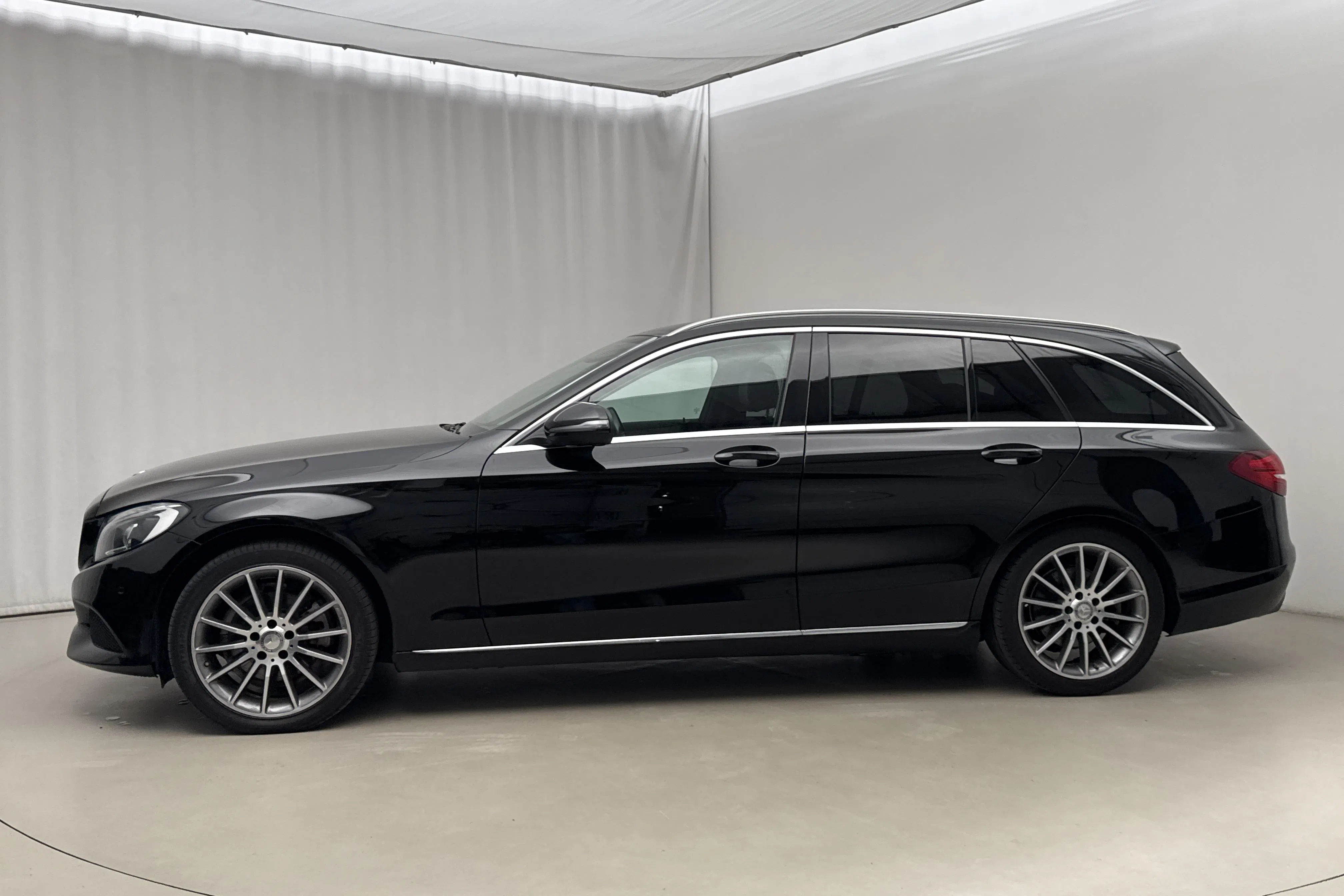 Presentationsfoto 2 av 17: Mercedes C 220 d 4MATIC Kombi S205 (170hk) - 28 670 mil - Automat - svart - 2016