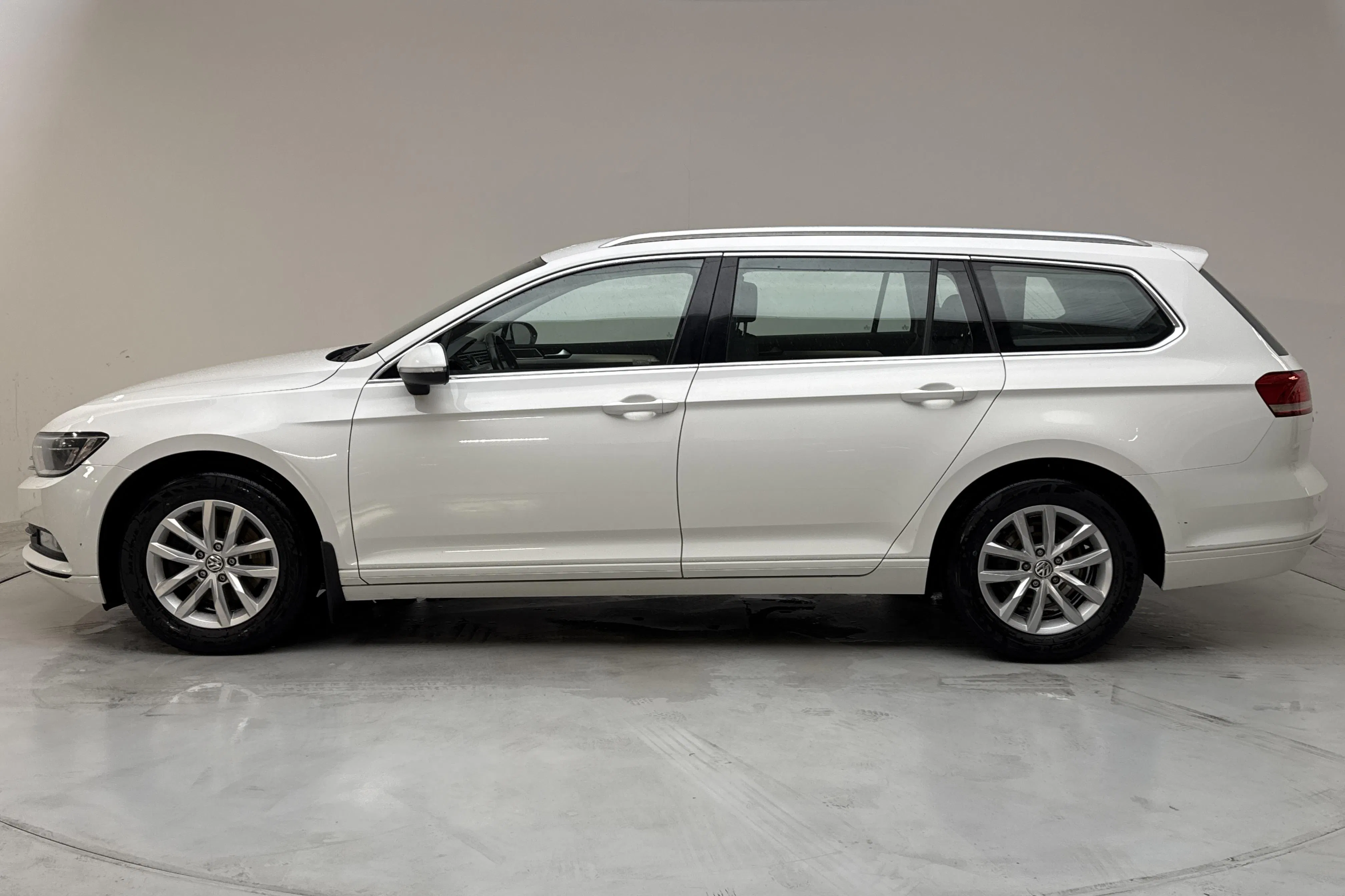 Presentationsfoto 2 av 13: VW Passat 1.4 TSI Sportscombi (150hk) - 26 086 mil - Manuell - vit - 2018