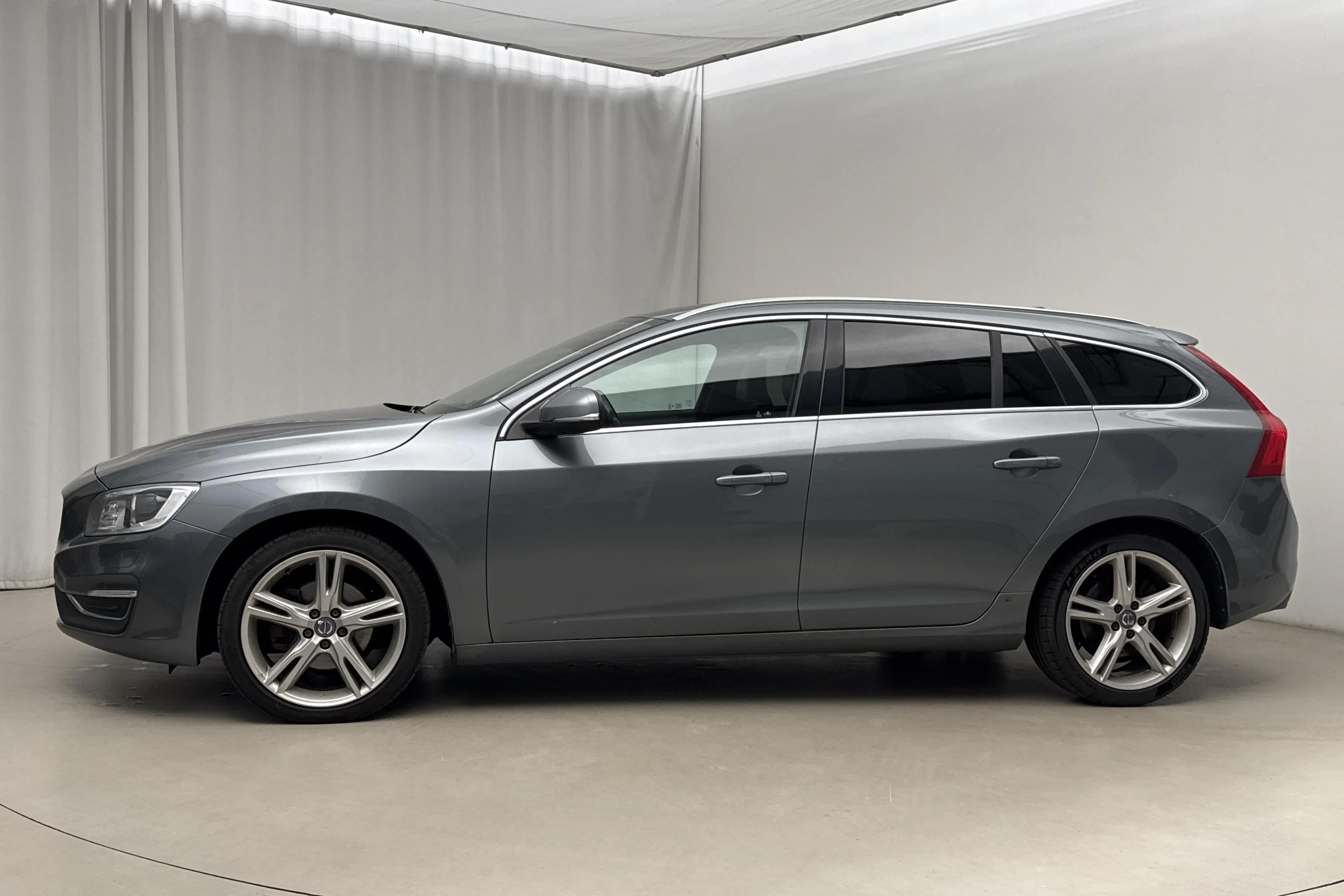 Presentation photo 2 of 20: Volvo V60 D4 (190hk) - 148 290 km - Manual - gray - 2018
