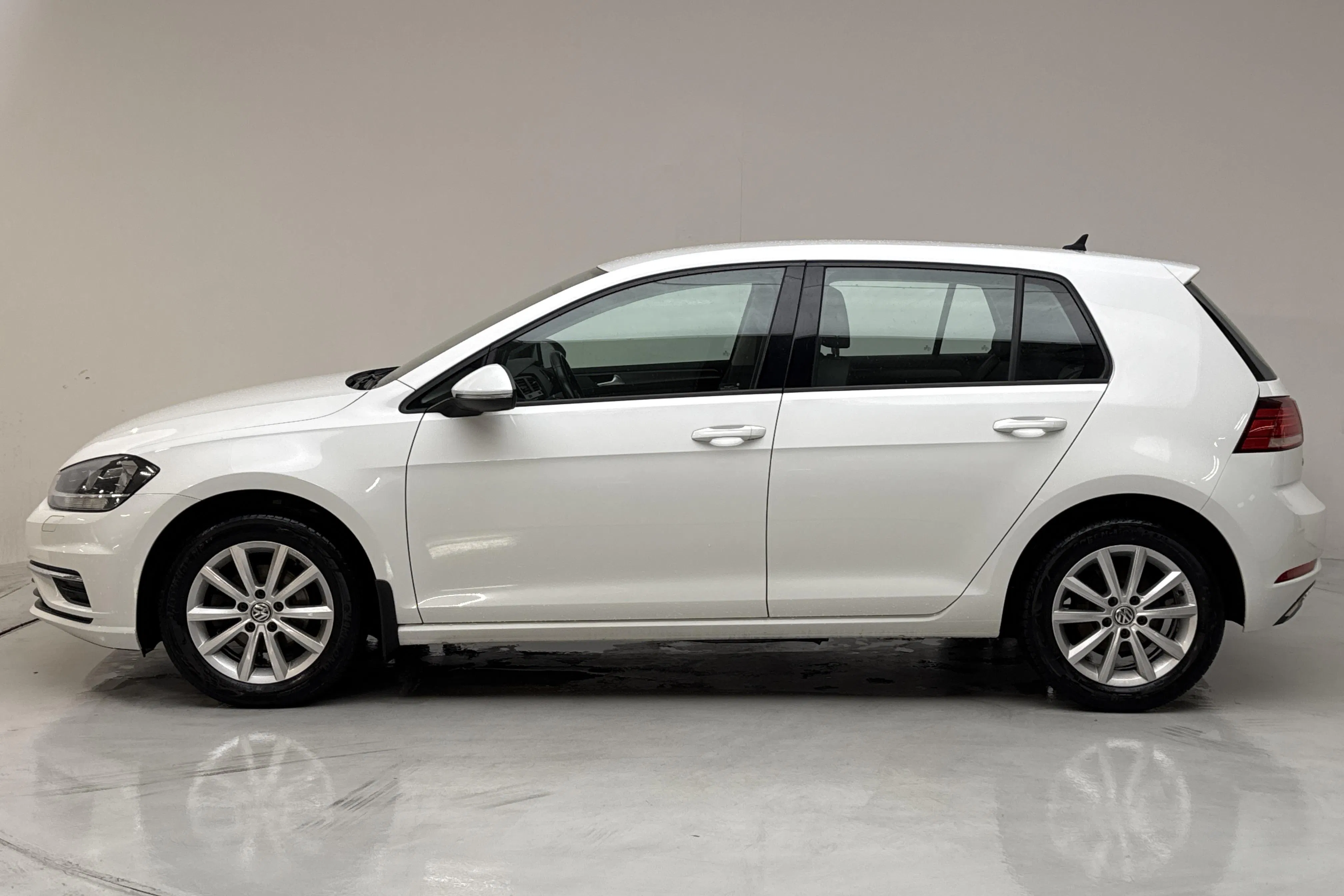 Presentationsfoto 2 av 12: VW Golf VII 1.0 TSI 5dr (110hk) - 14 436 mil - Manuell - vit - 2018